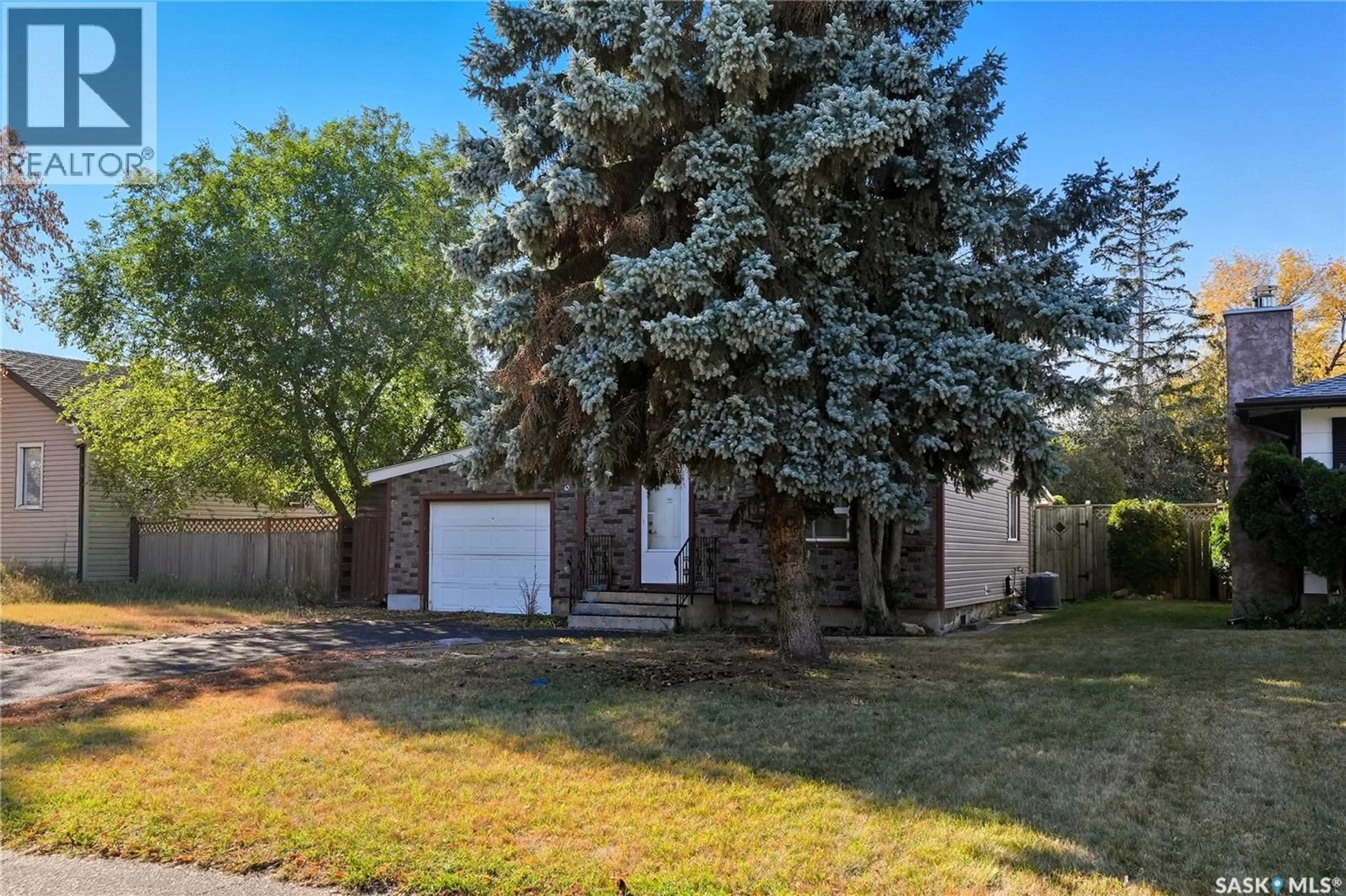 A pic from outside/outdoor area/front of a property/back of a property/a pic from drone, street for 305 M AVENUE, Saskatoon Saskatchewan S7L2S4