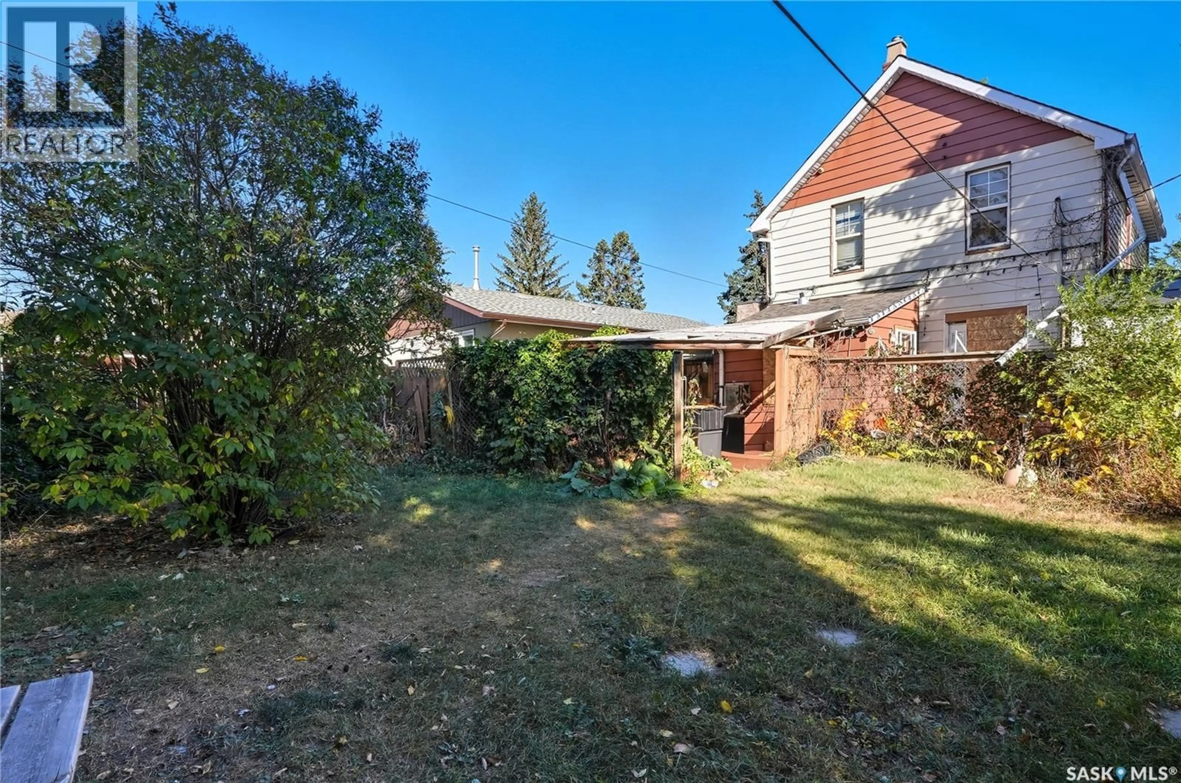 A pic from outside/outdoor area/front of a property/back of a property/a pic from drone, street for 305 M AVENUE, Saskatoon Saskatchewan S7L2S4