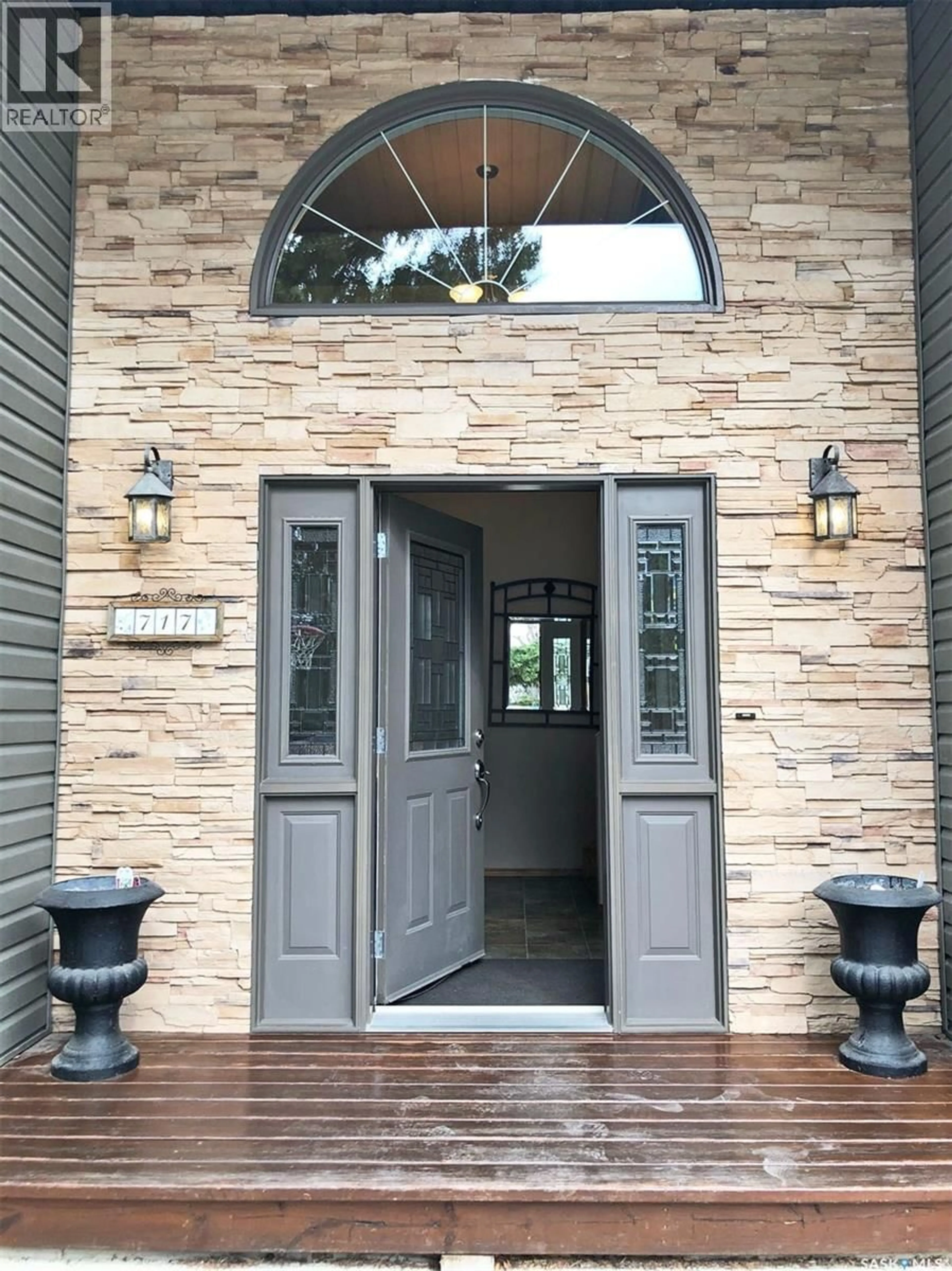 Indoor entryway for 717 3RD AVENUE, Meadow Lake Saskatchewan S9X1A5