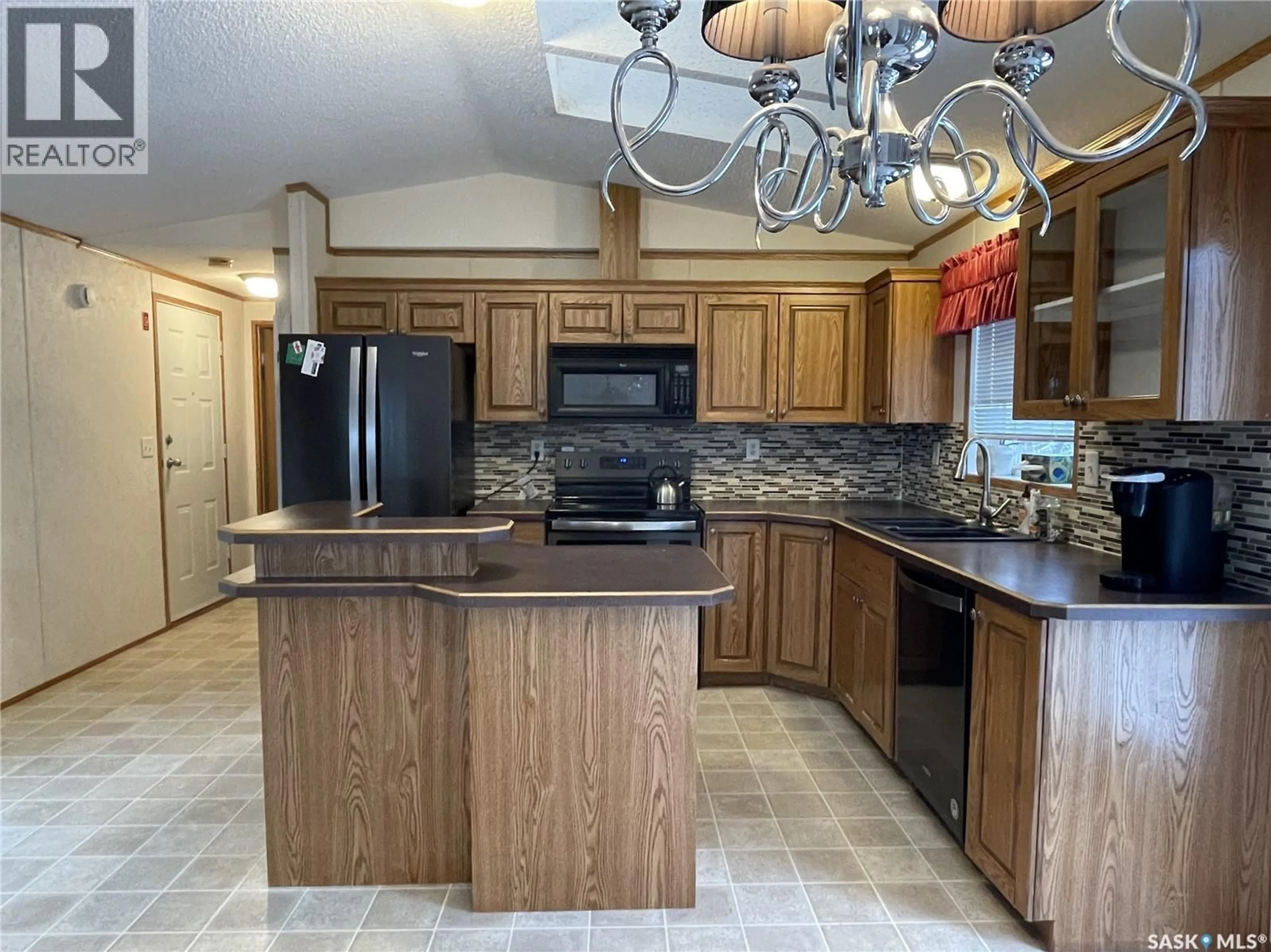 Open concept kitchen, ceramic/tile floor for 418 7TH STREET, Meadow Lake Saskatchewan S9X1J1