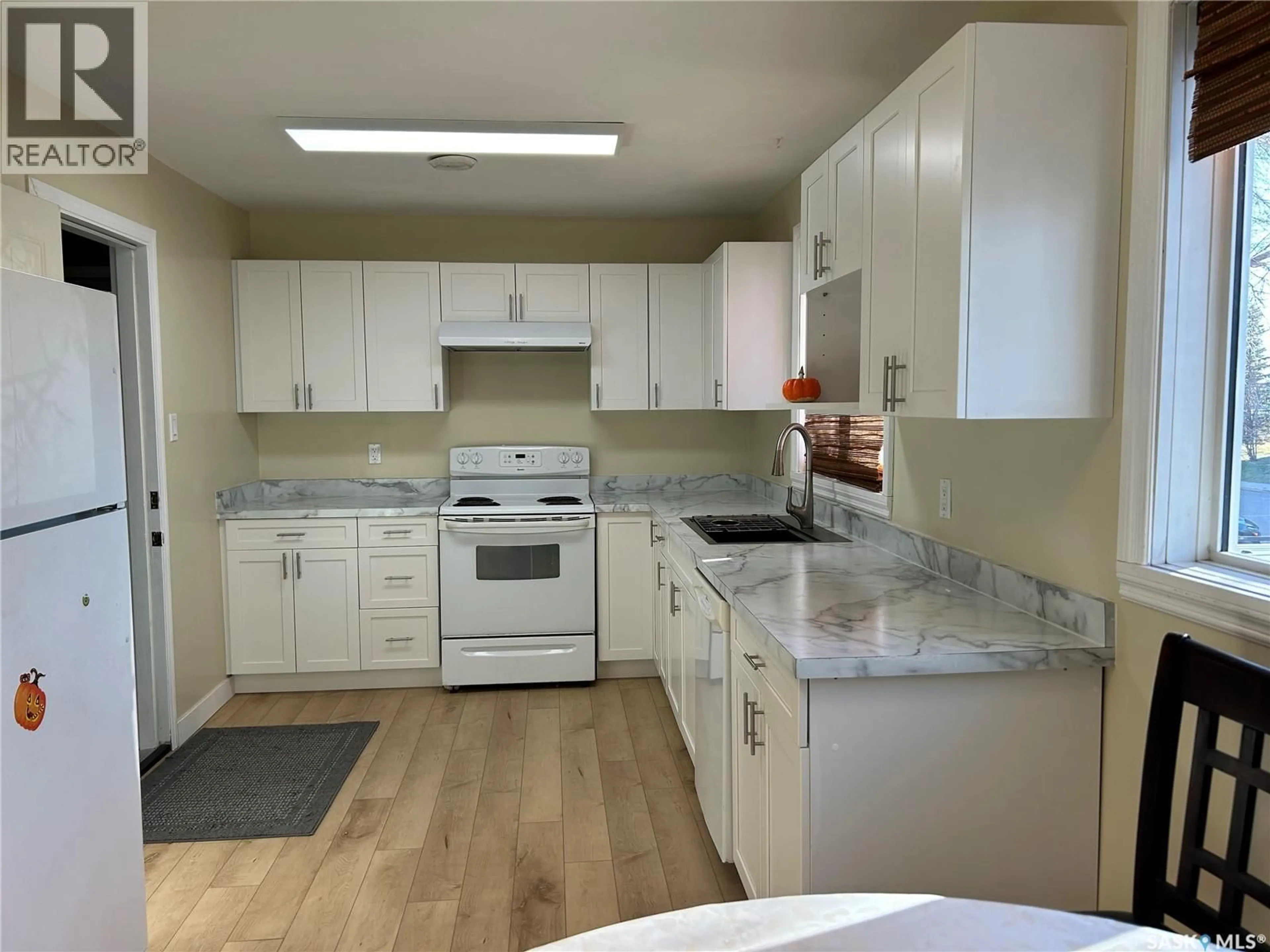 Standard kitchen, ceramic/tile floor for 645 ISABELLE STREET, Estevan Saskatchewan S4A1P6