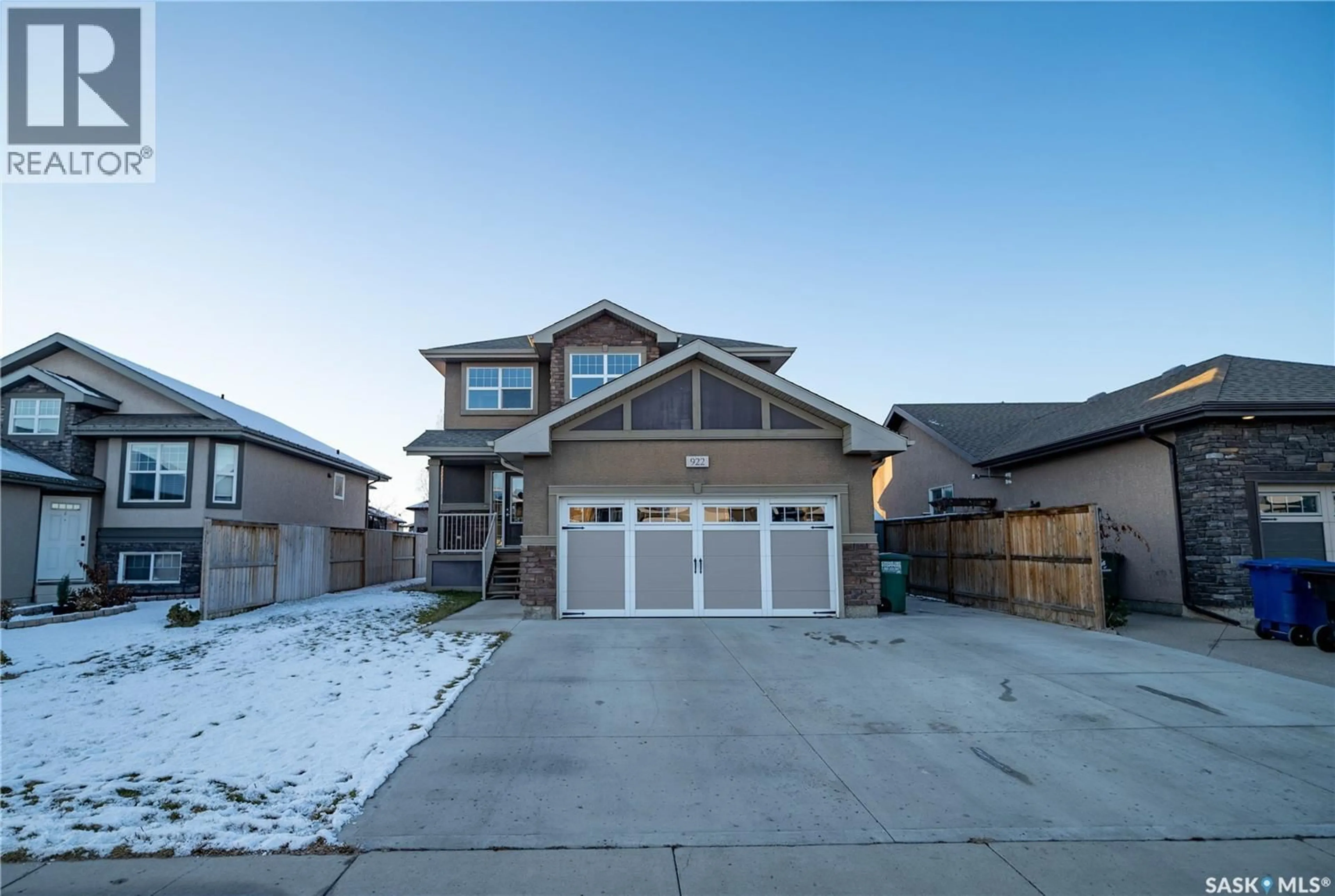 Home with vinyl exterior material, street for 922 HUNTER ROAD, Saskatoon Saskatchewan S7T0E6