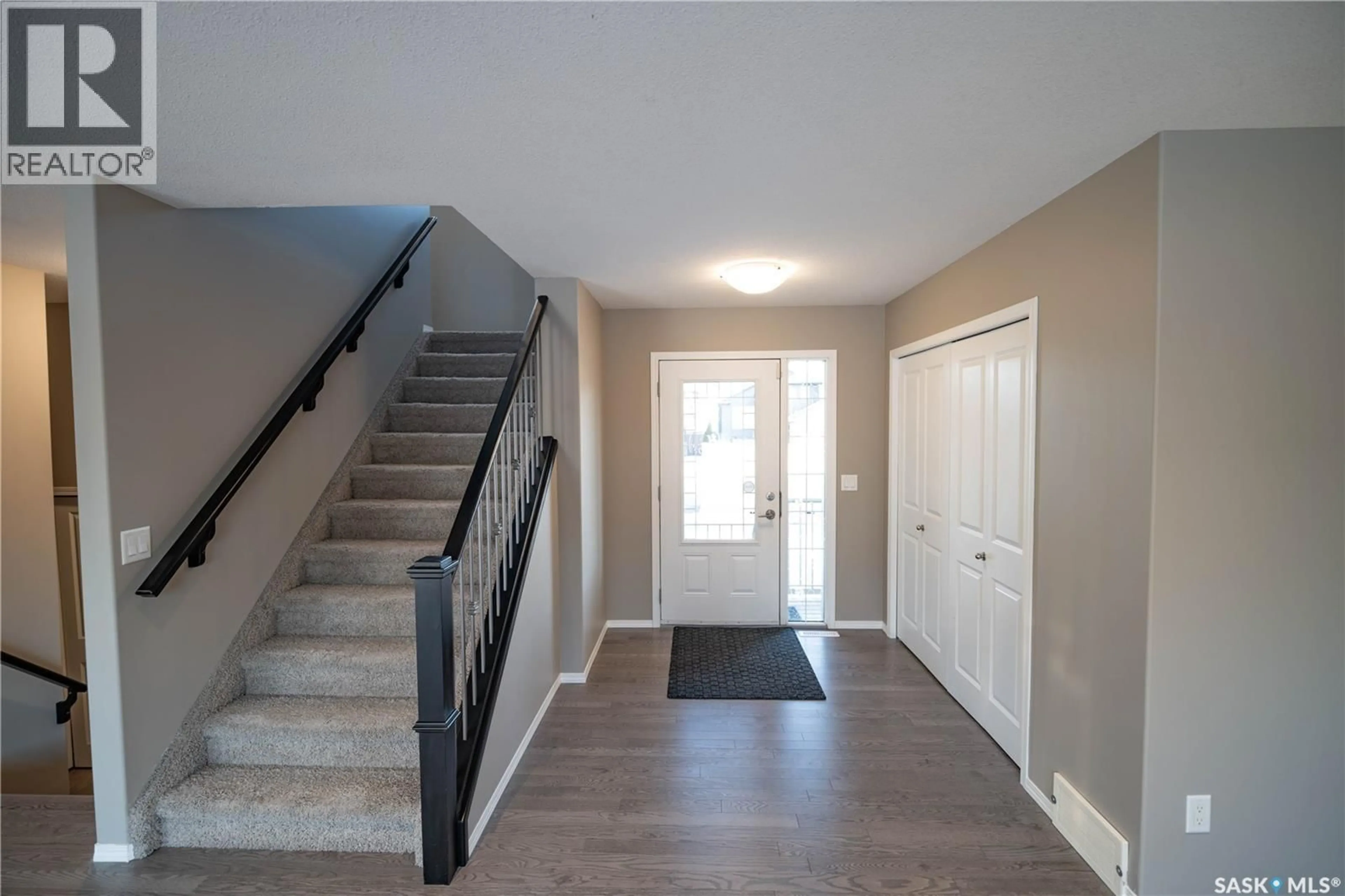 Indoor entryway for 922 HUNTER ROAD, Saskatoon Saskatchewan S7T0E6