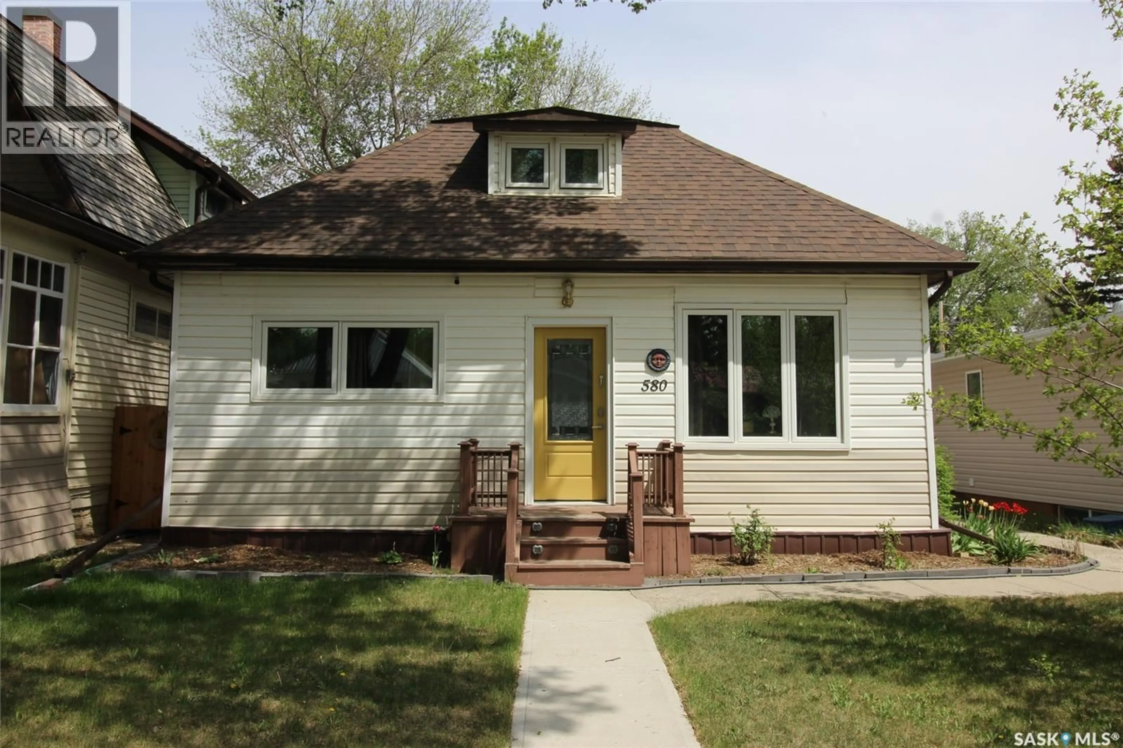 Home with vinyl exterior material, street for 580 1ST STREET, Shaunavon Saskatchewan S0N2M0