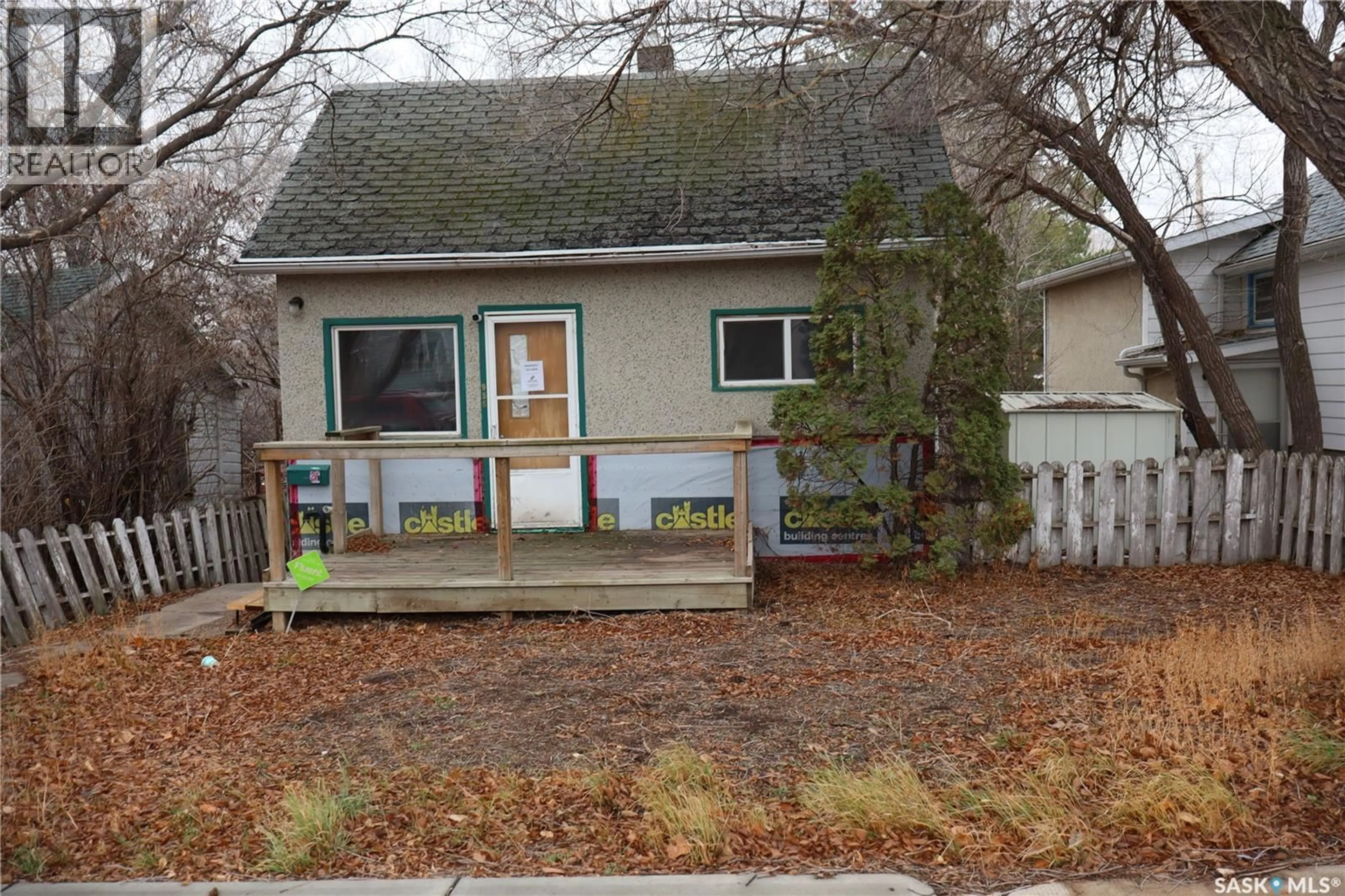 Home with vinyl exterior material, street for 955 ATHABASCA STREET W, Moose Jaw Saskatchewan S6H3E2