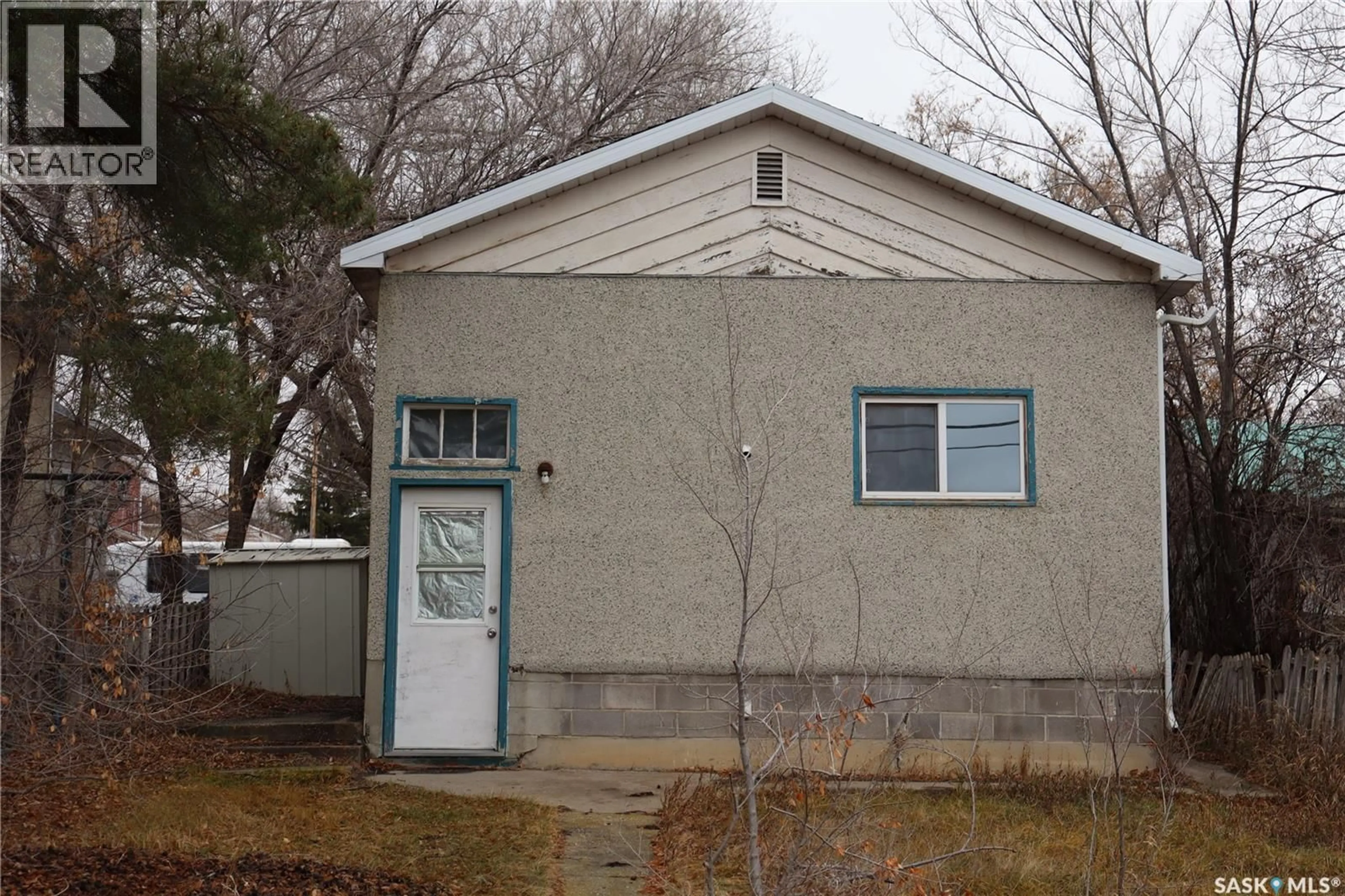 Home with vinyl exterior material, street for 955 ATHABASCA STREET W, Moose Jaw Saskatchewan S6H3E2