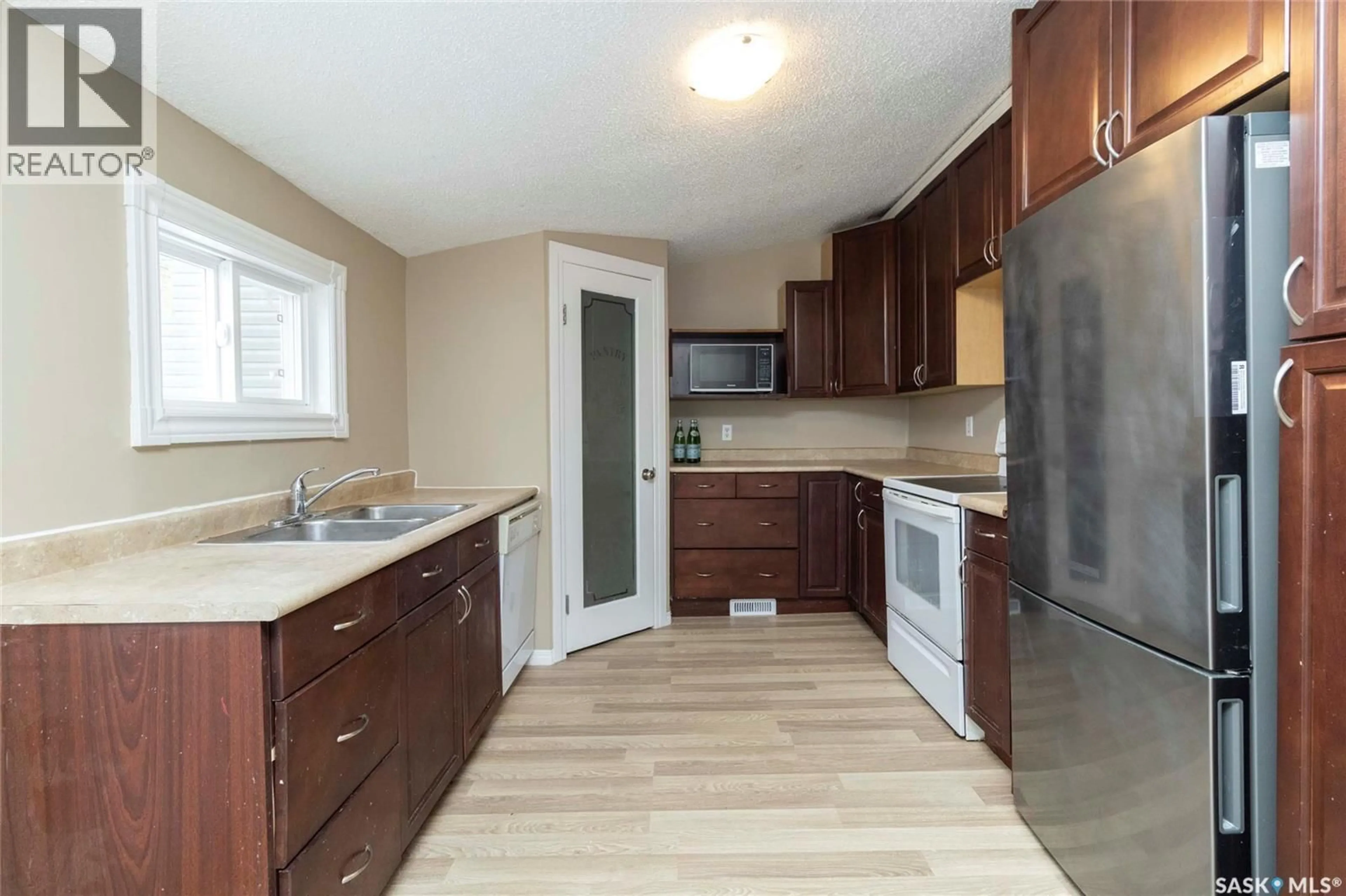 Standard kitchen, unknown for 325 S AVENUE S, Saskatoon Saskatchewan S7M3A1