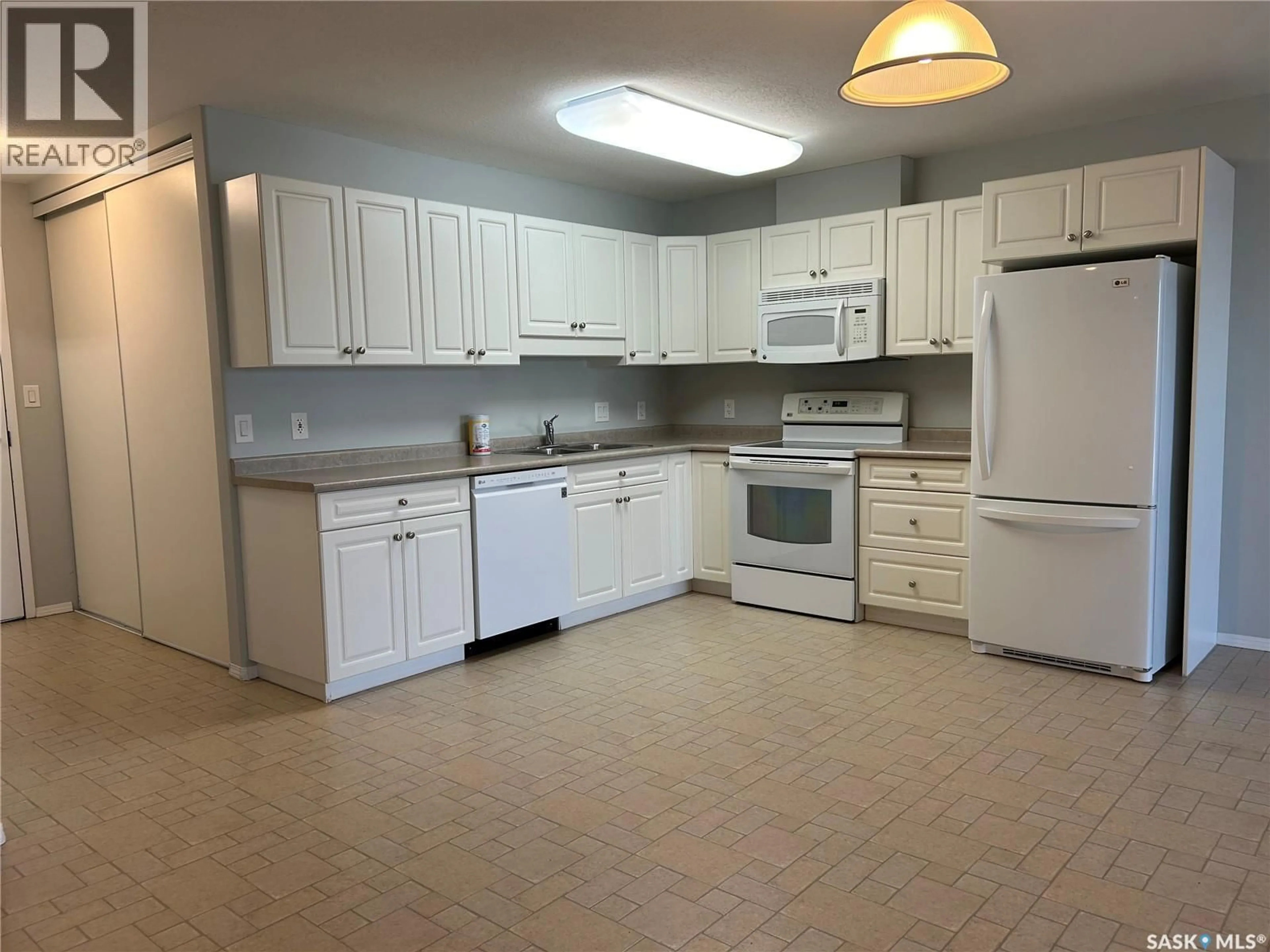 Standard kitchen, unknown for 701 - 405 HENRY STREET, Estevan Saskatchewan S4A2B7