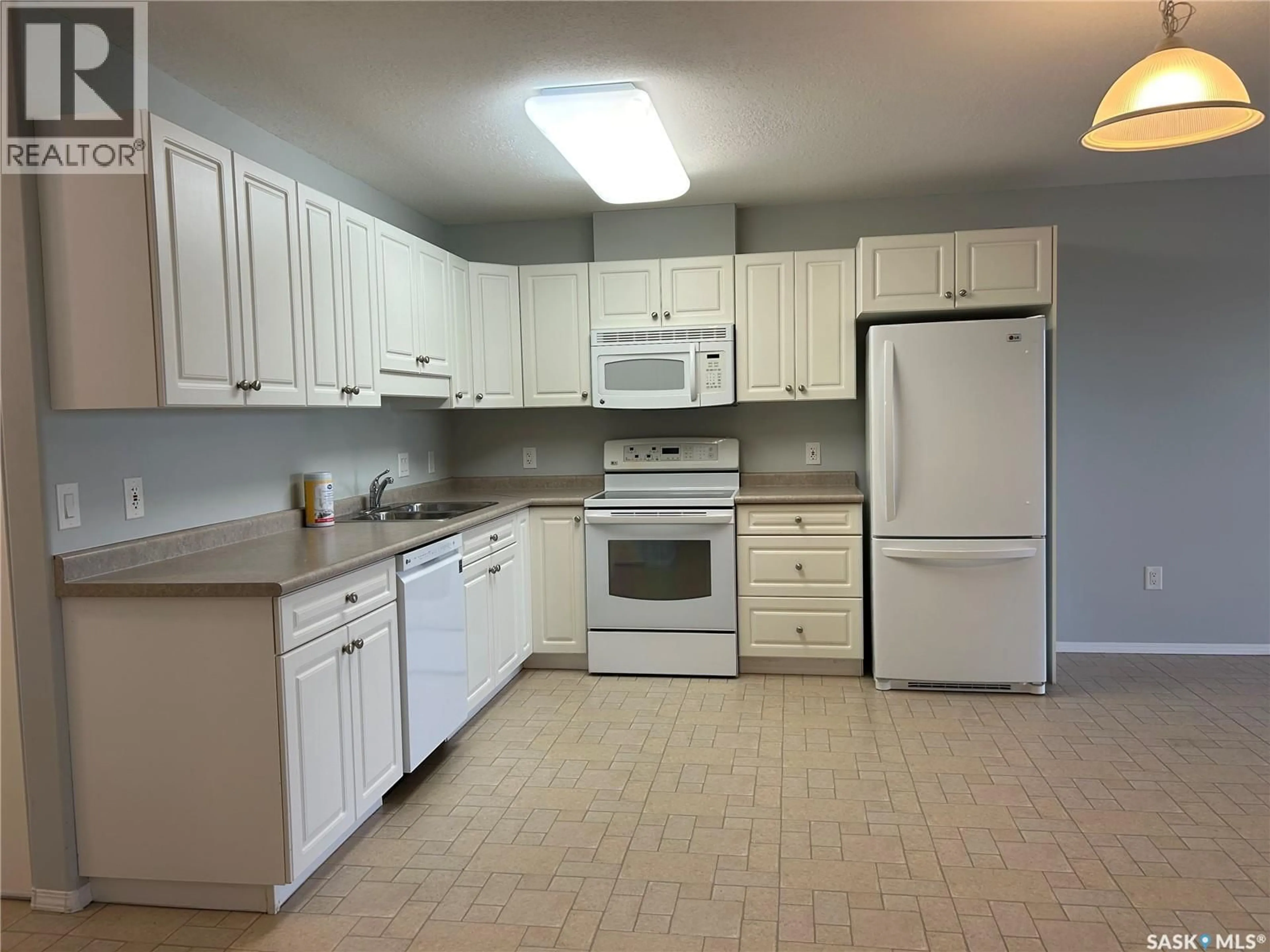 Standard kitchen, unknown for 701 - 405 HENRY STREET, Estevan Saskatchewan S4A2B7