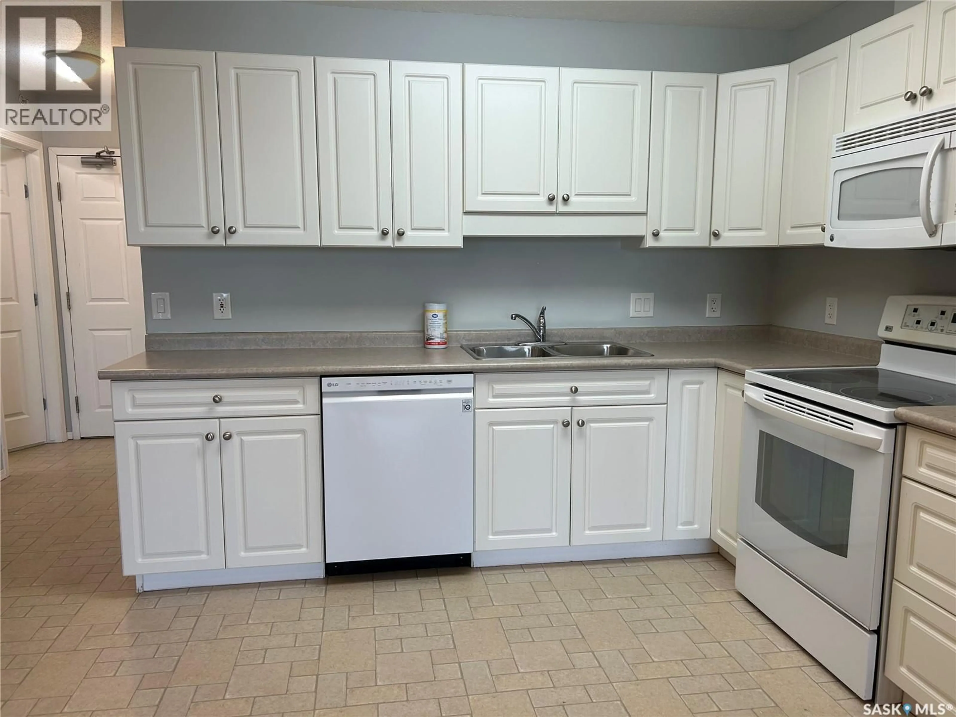 Standard kitchen, ceramic/tile floor for 701 - 405 HENRY STREET, Estevan Saskatchewan S4A2B7
