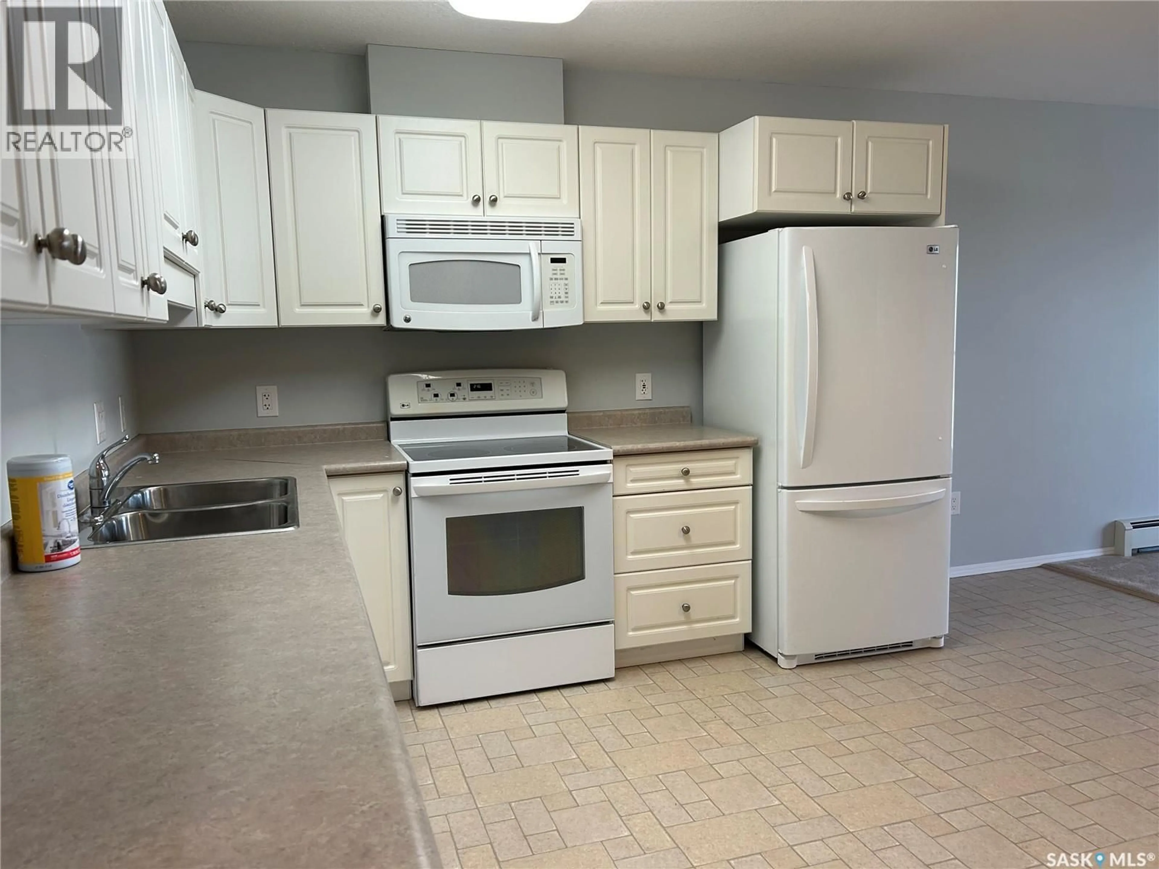 Standard kitchen, unknown for 701 - 405 HENRY STREET, Estevan Saskatchewan S4A2B7