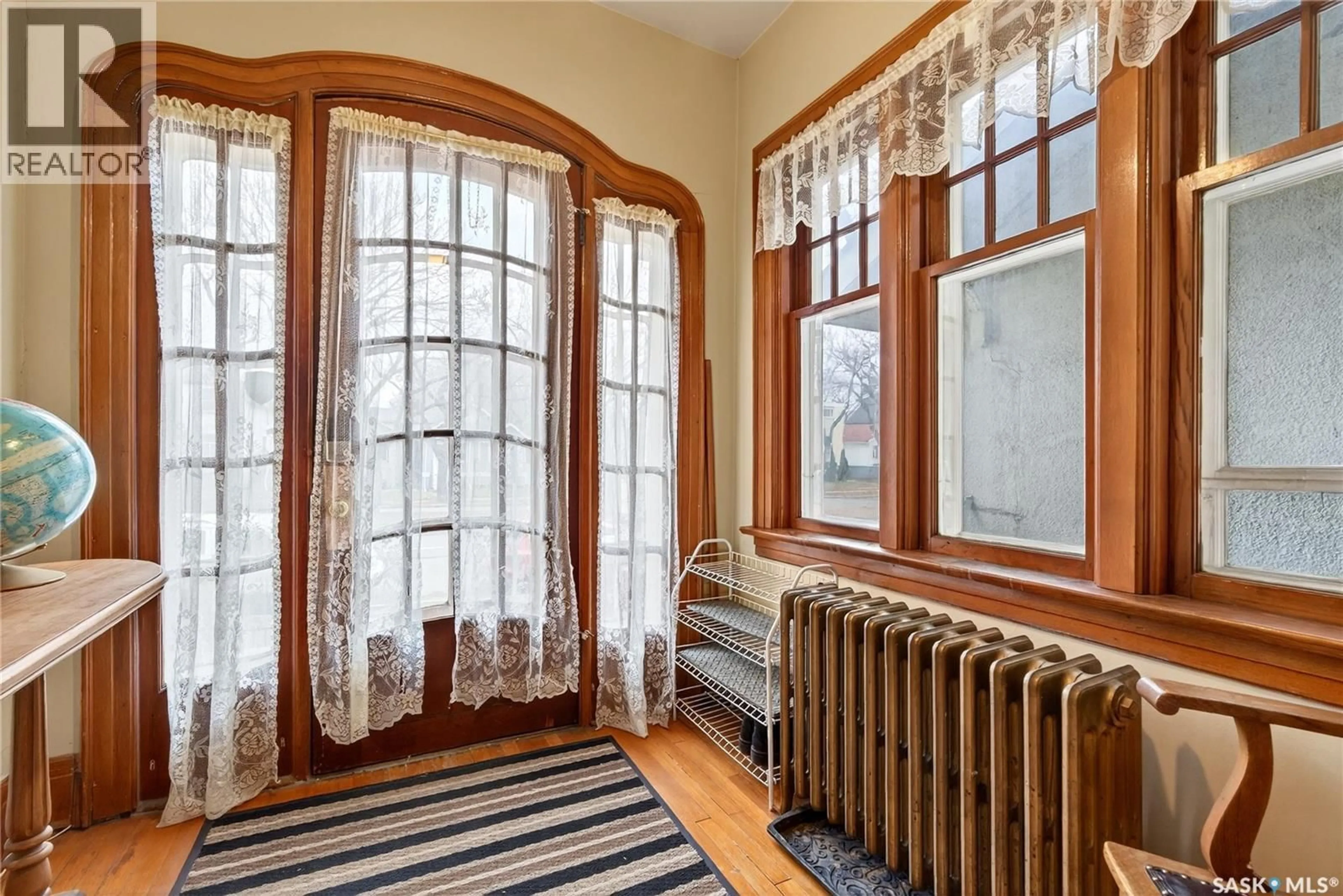 Indoor entryway for 1334 VICTORIA AVENUE, Regina Saskatchewan S4P0P1