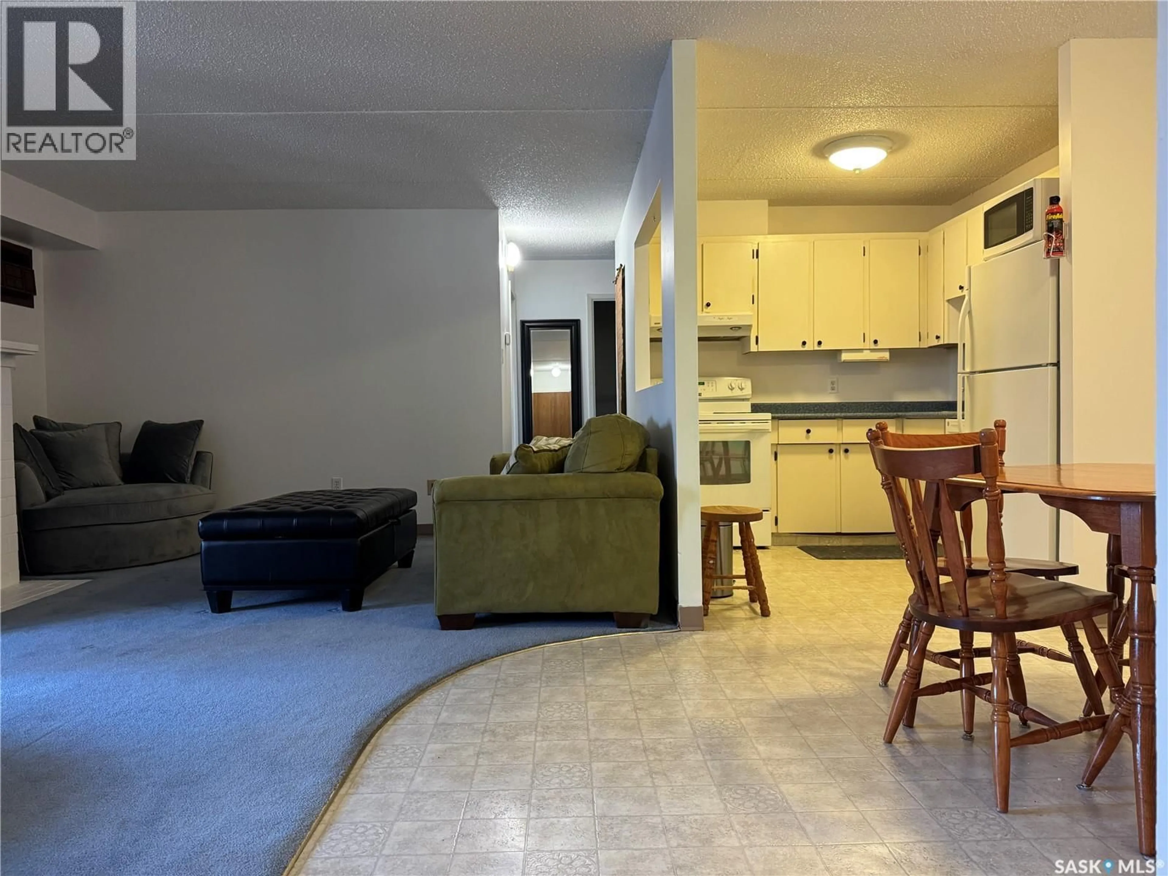 Living room with furniture, unknown for 204 463 PENDYGRASSE ROAD, Saskatoon Saskatchewan S7M5H3