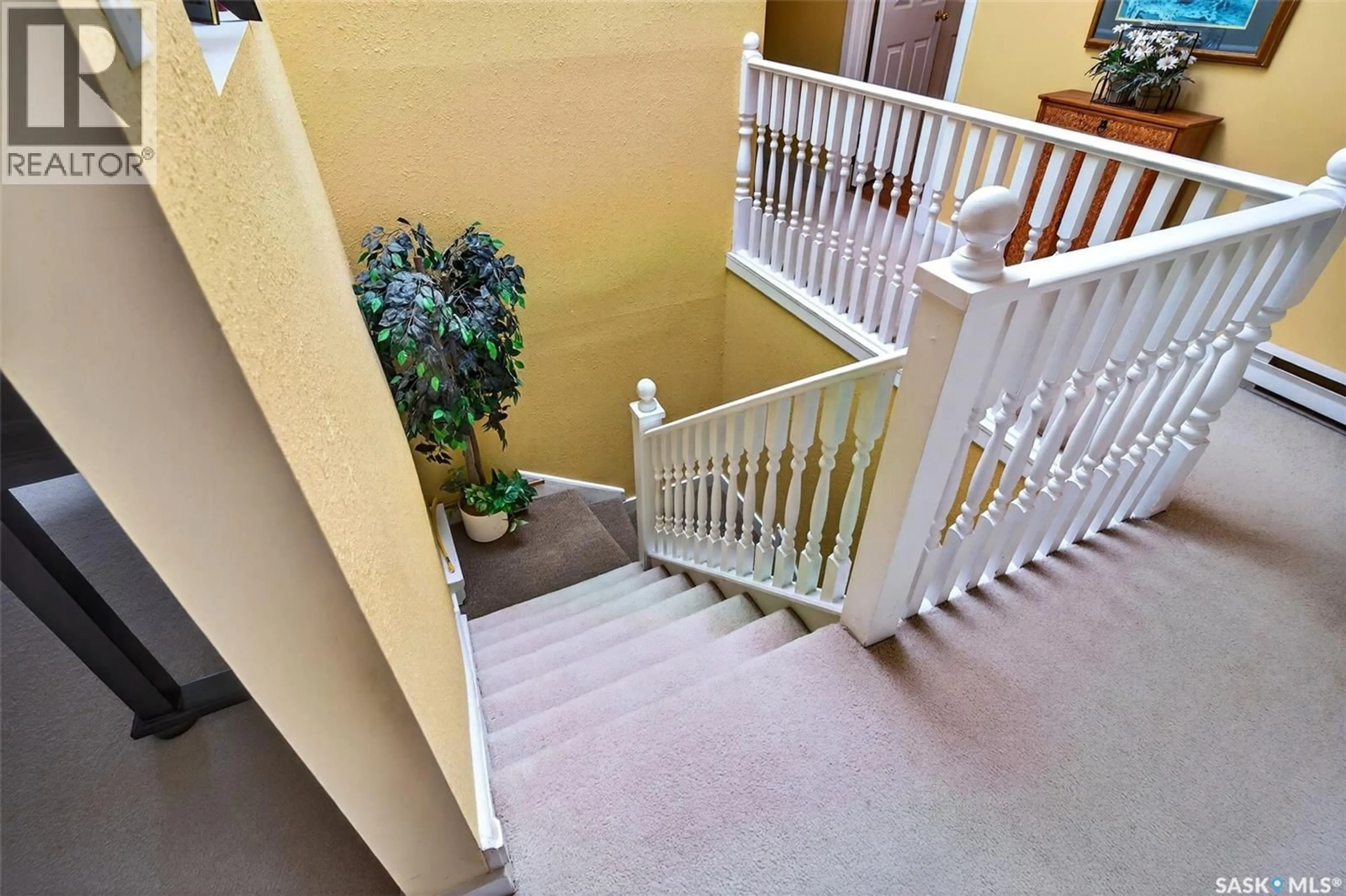 Indoor foyer for 304 - 2925 14TH AVENUE, Regina Saskatchewan S4T1R6