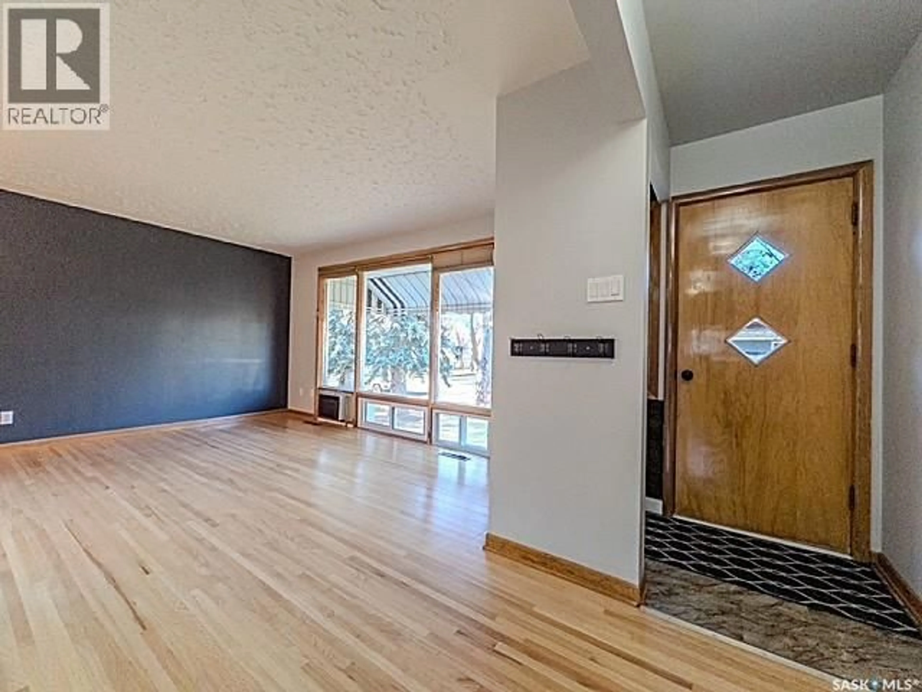 Indoor entryway for 751 4TH AVENUE, Swift Current Saskatchewan S9H2K5