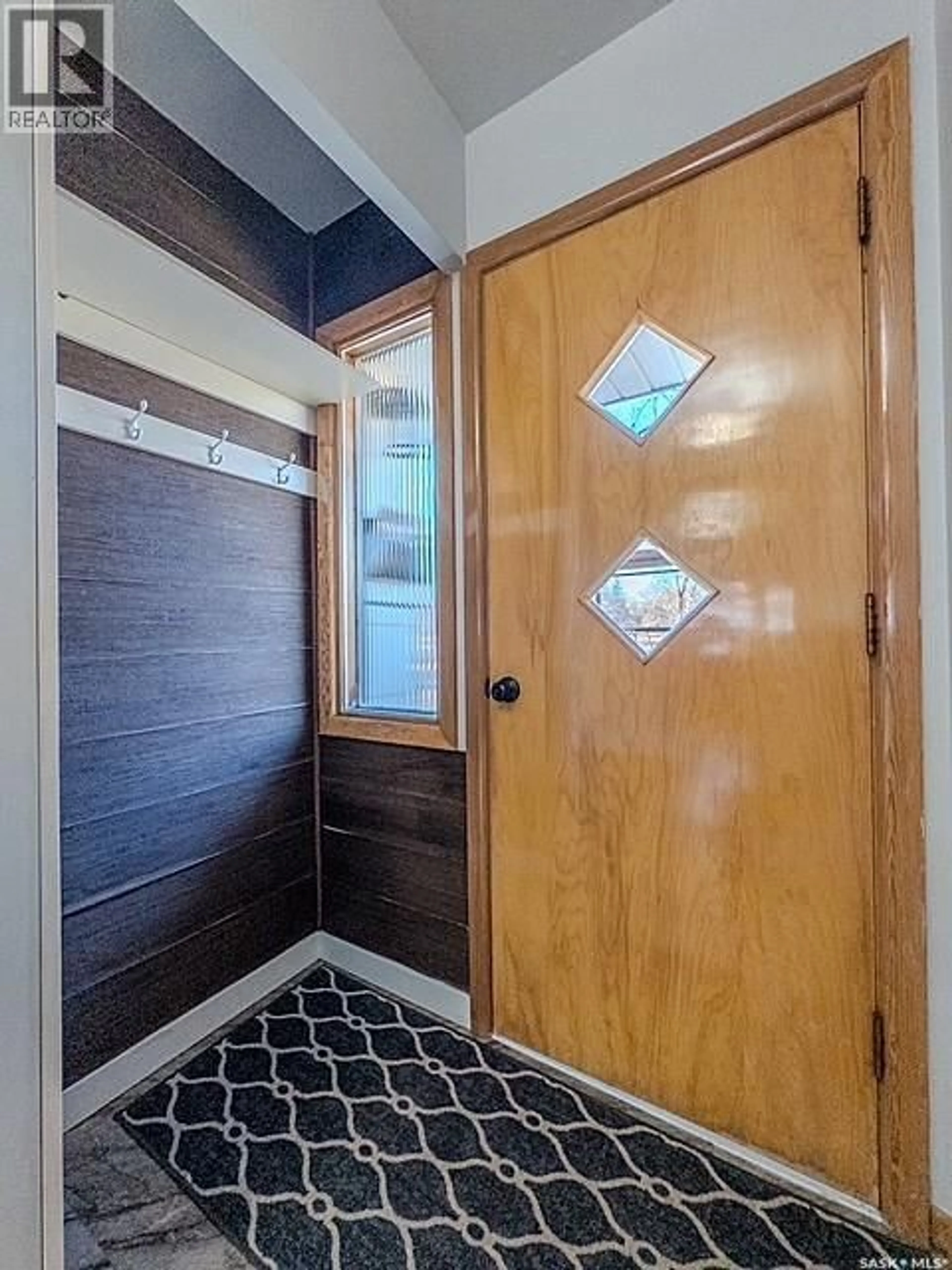 Indoor entryway for 751 4TH AVENUE, Swift Current Saskatchewan S9H2K5