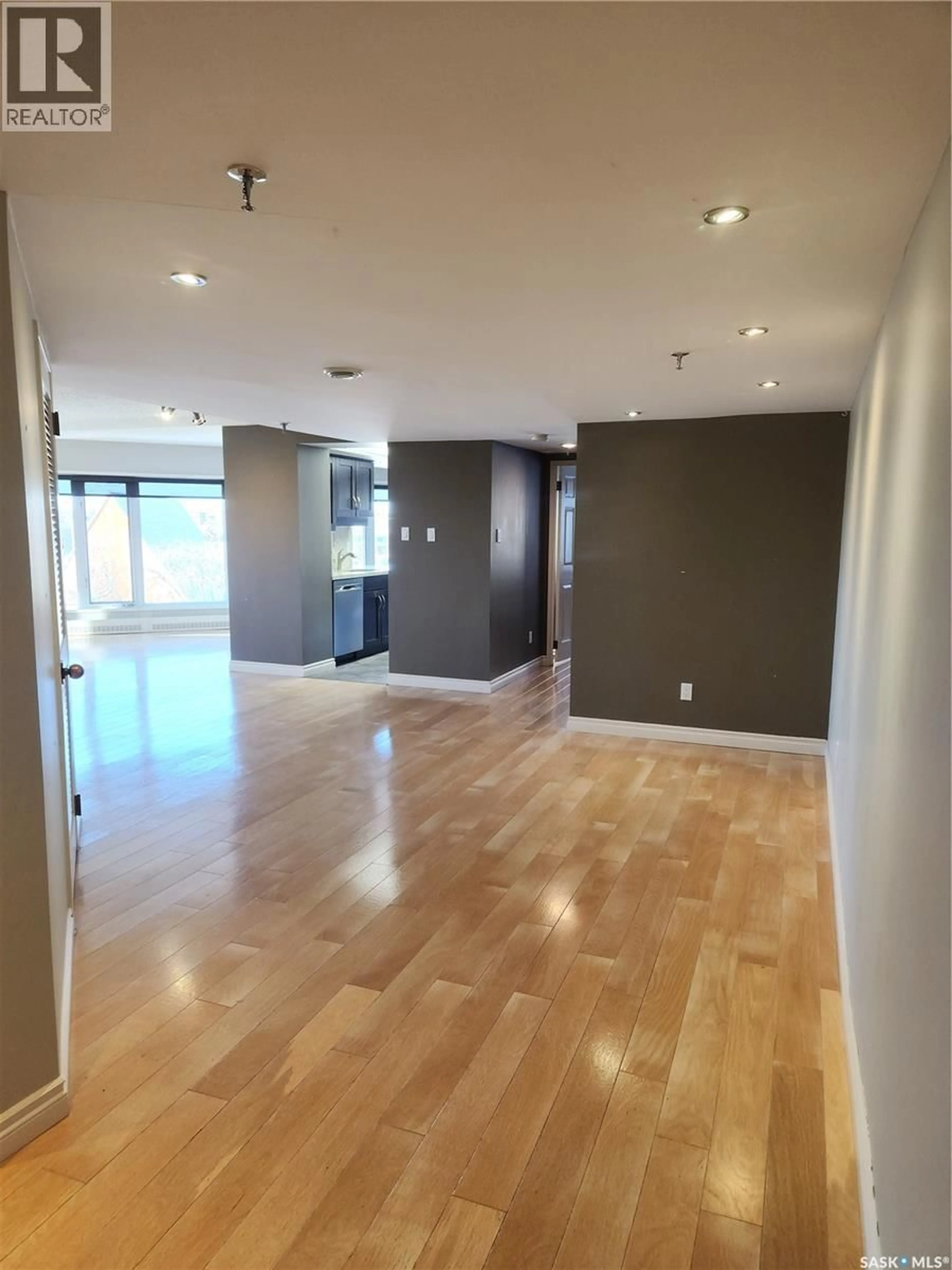 Indoor foyer for 424 - 570 SPADINA CRESCENT, Saskatoon Saskatchewan S7K6X7