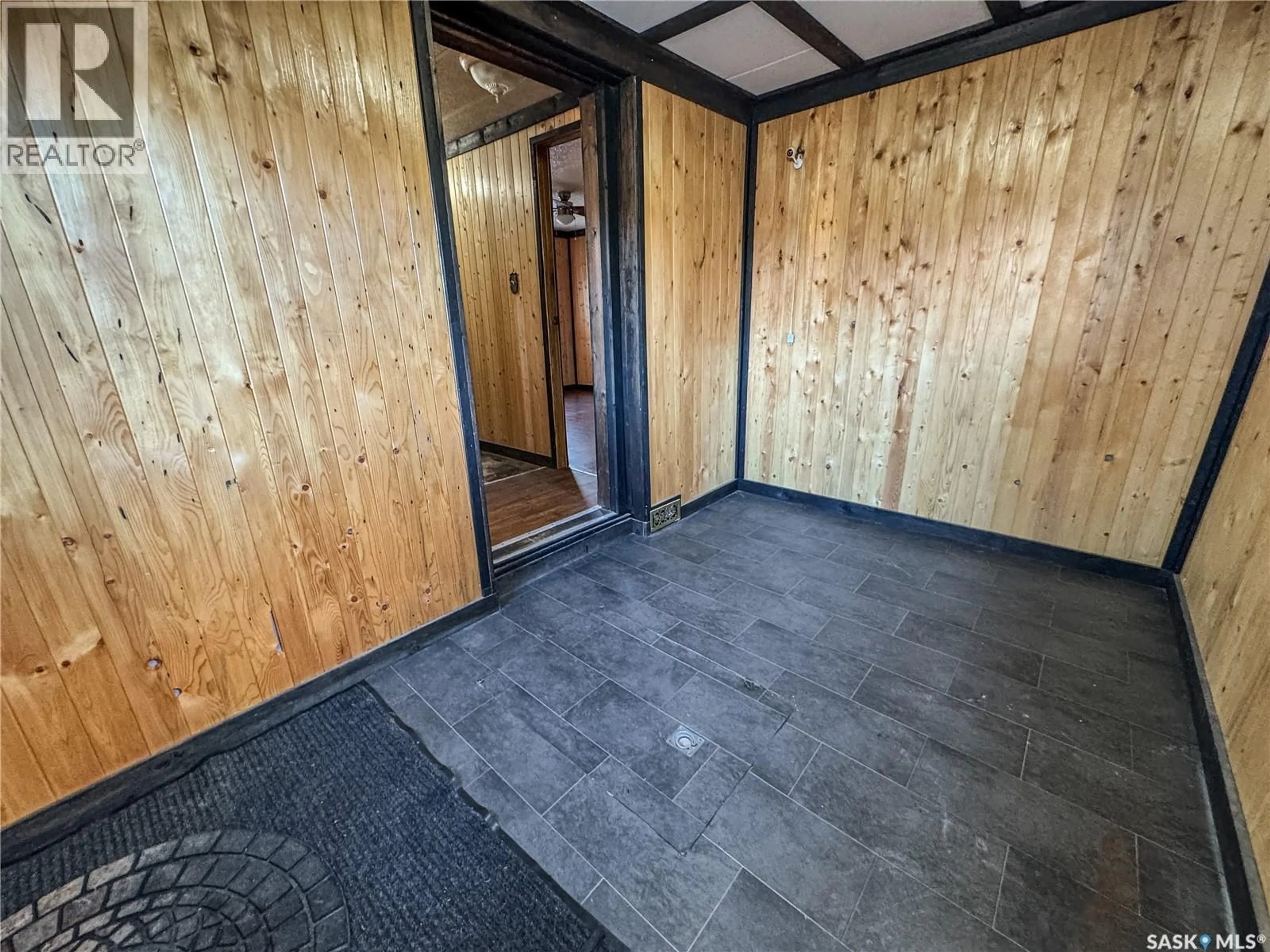 Indoor foyer for 26 EMPRESS AVENUE, Qu'Appelle Saskatchewan S0G4A0