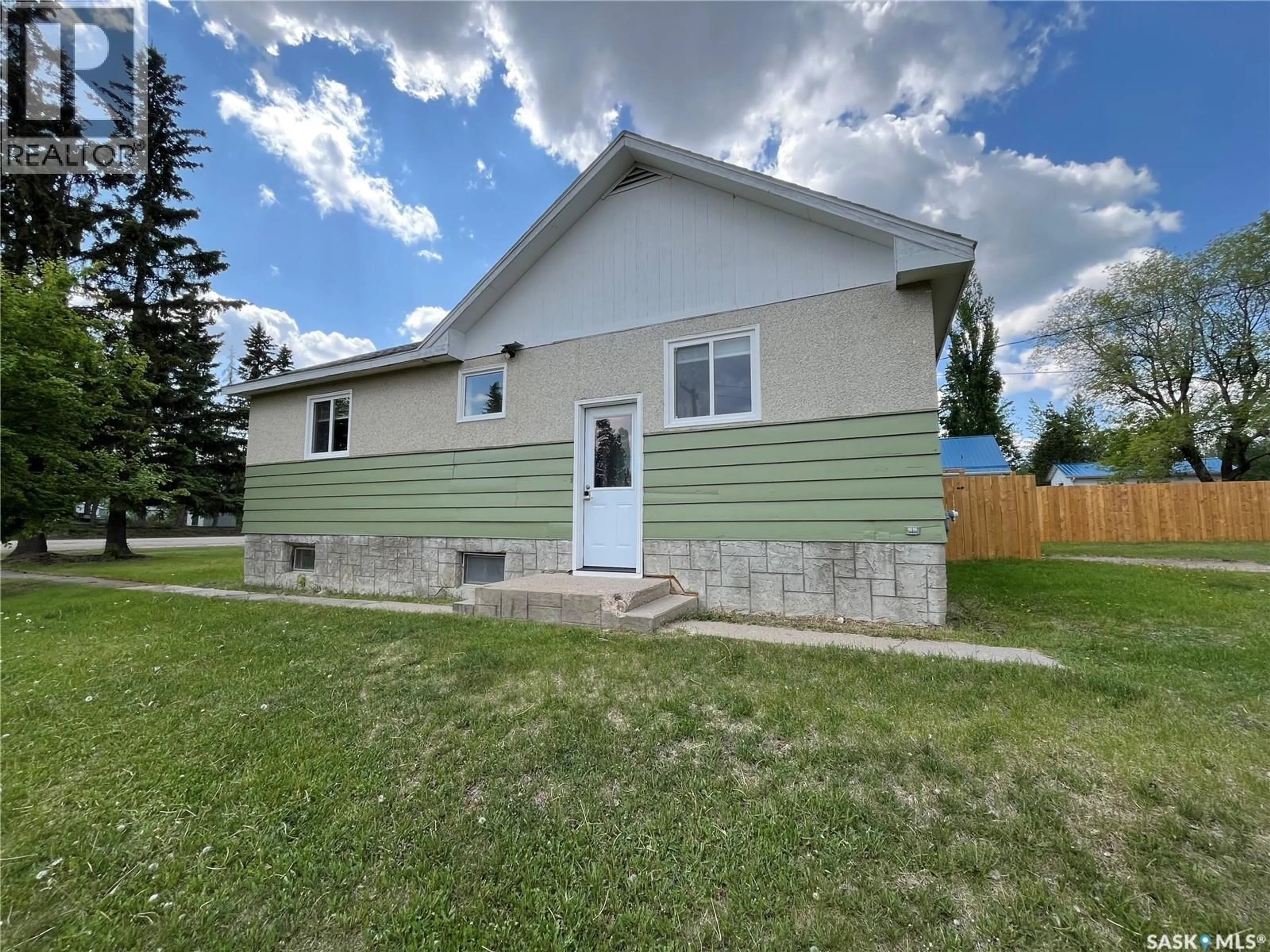 Home with vinyl exterior material, building for 307 1ST AVENUE, St. Walburg Saskatchewan S0M2T0