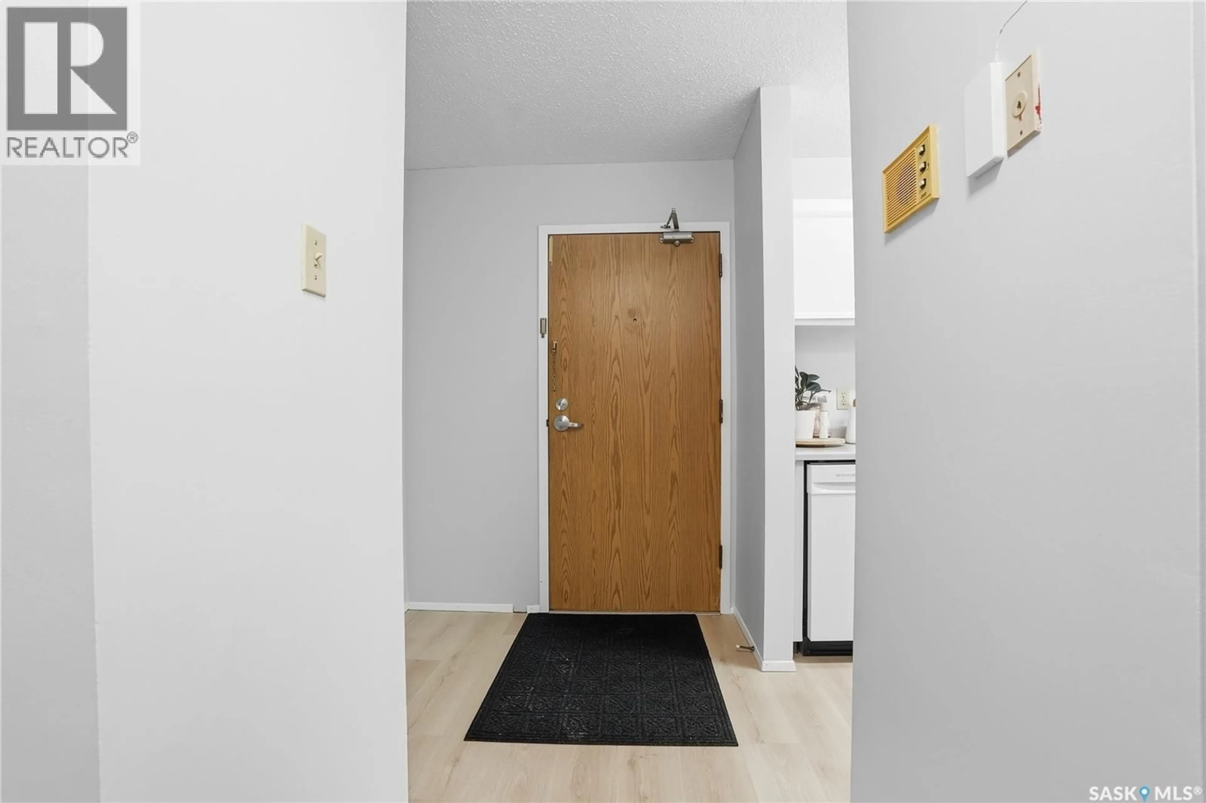 Indoor entryway for 105B - 4040 8TH STREET, Saskatoon Saskatchewan S7H5L4