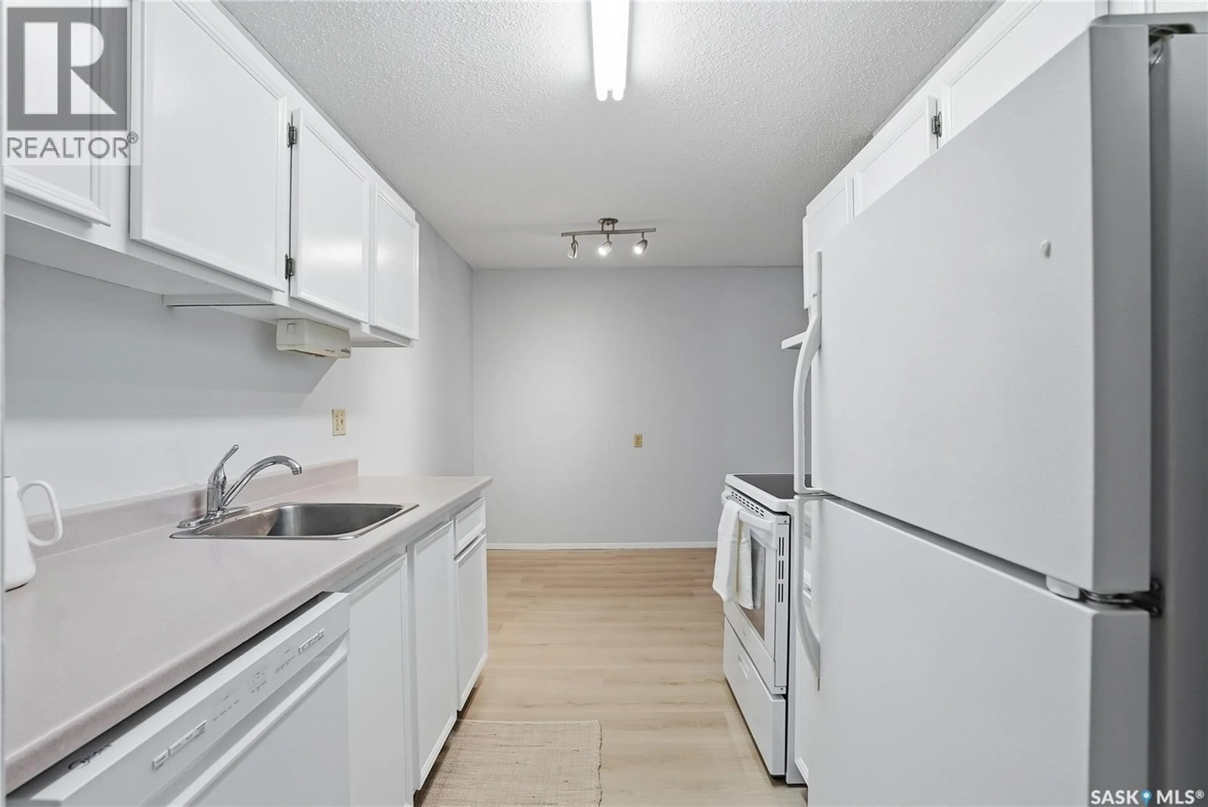 Standard kitchen, unknown for 105B - 4040 8TH STREET, Saskatoon Saskatchewan S7H5L4