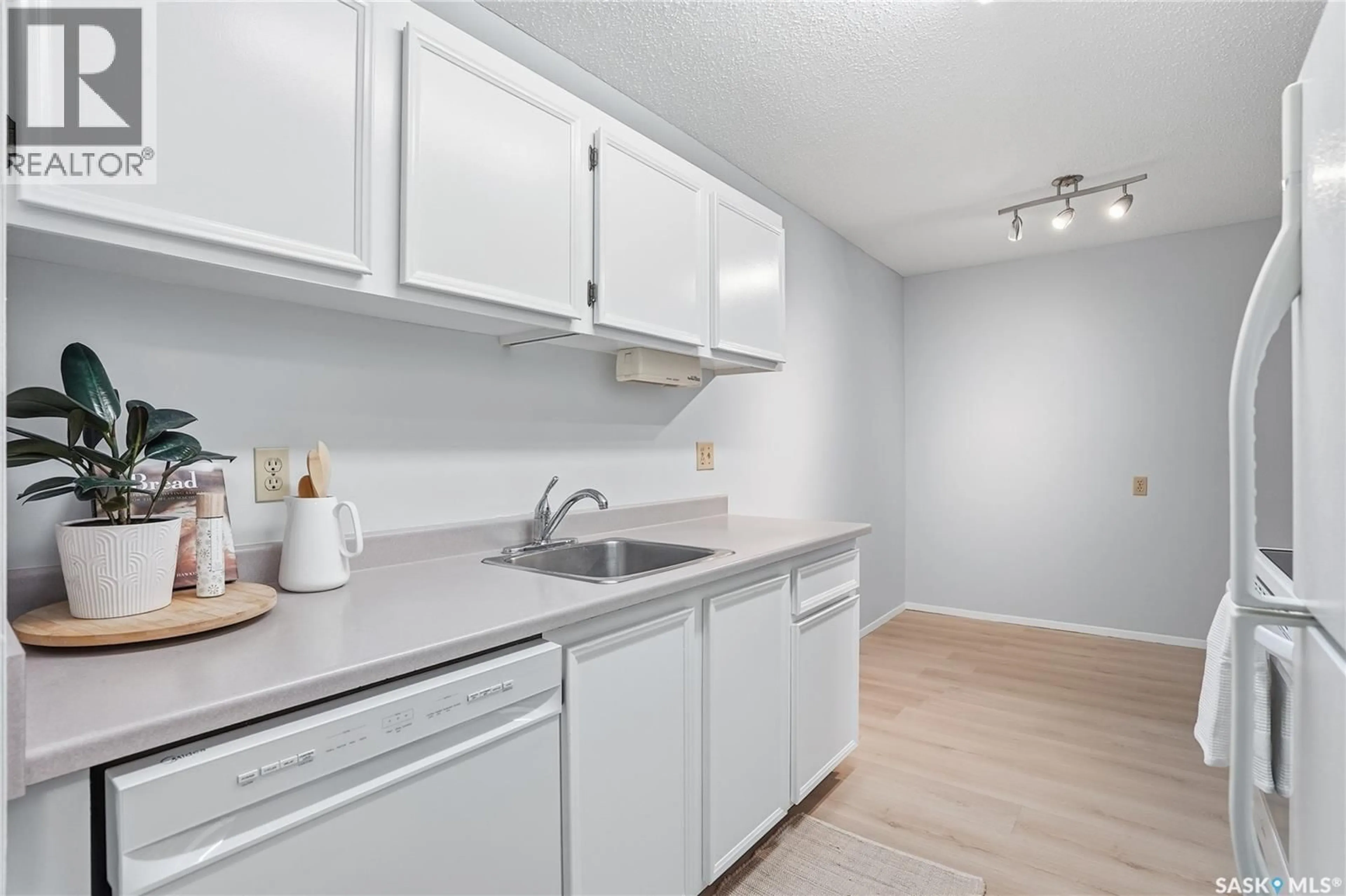 Standard kitchen, unknown for 105B - 4040 8TH STREET, Saskatoon Saskatchewan S7H5L4