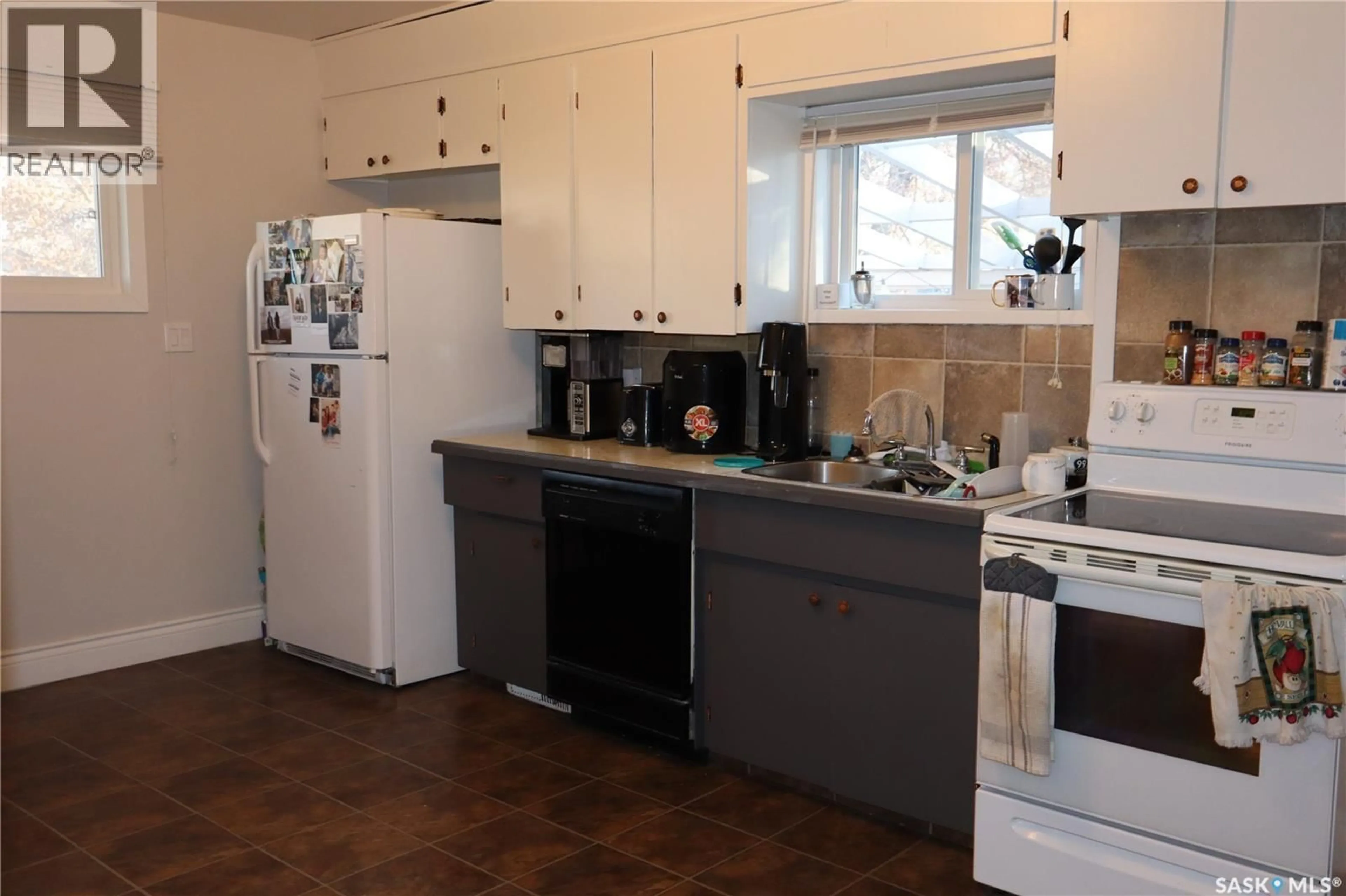 Standard kitchen, unknown for 203 5TH AVENUE, Assiniboia Saskatchewan S0H0B0
