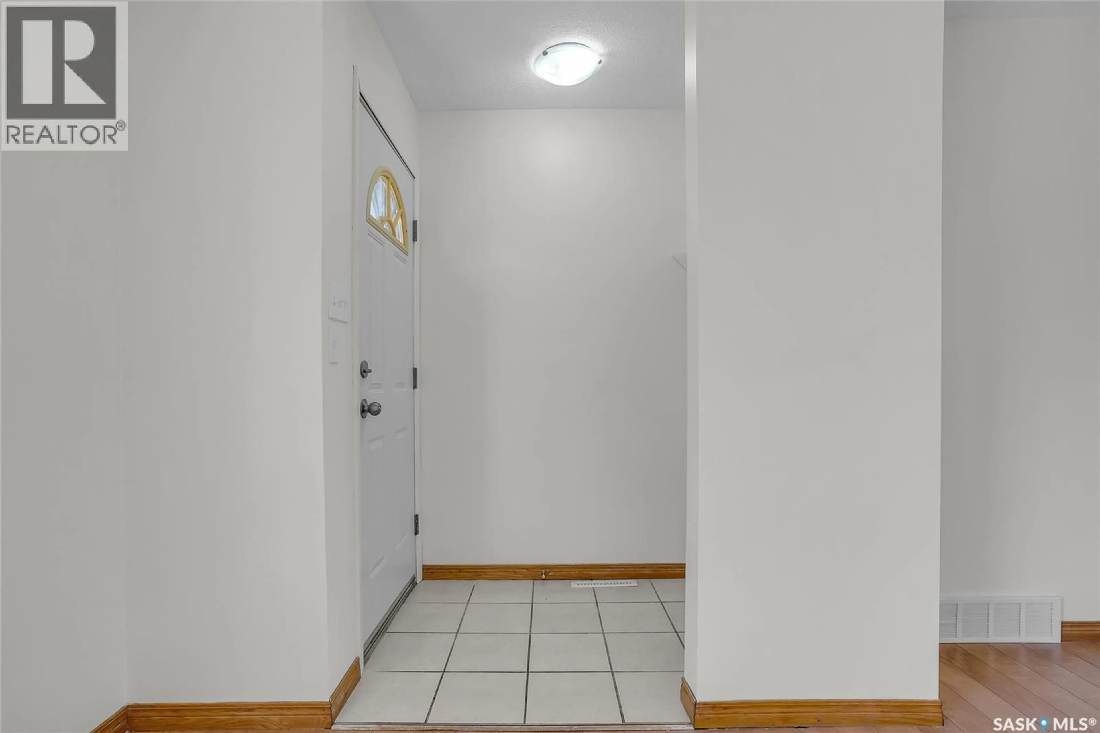 Indoor foyer for 1806 RICHARDSON ROAD, Saskatoon Saskatchewan S7L4B5