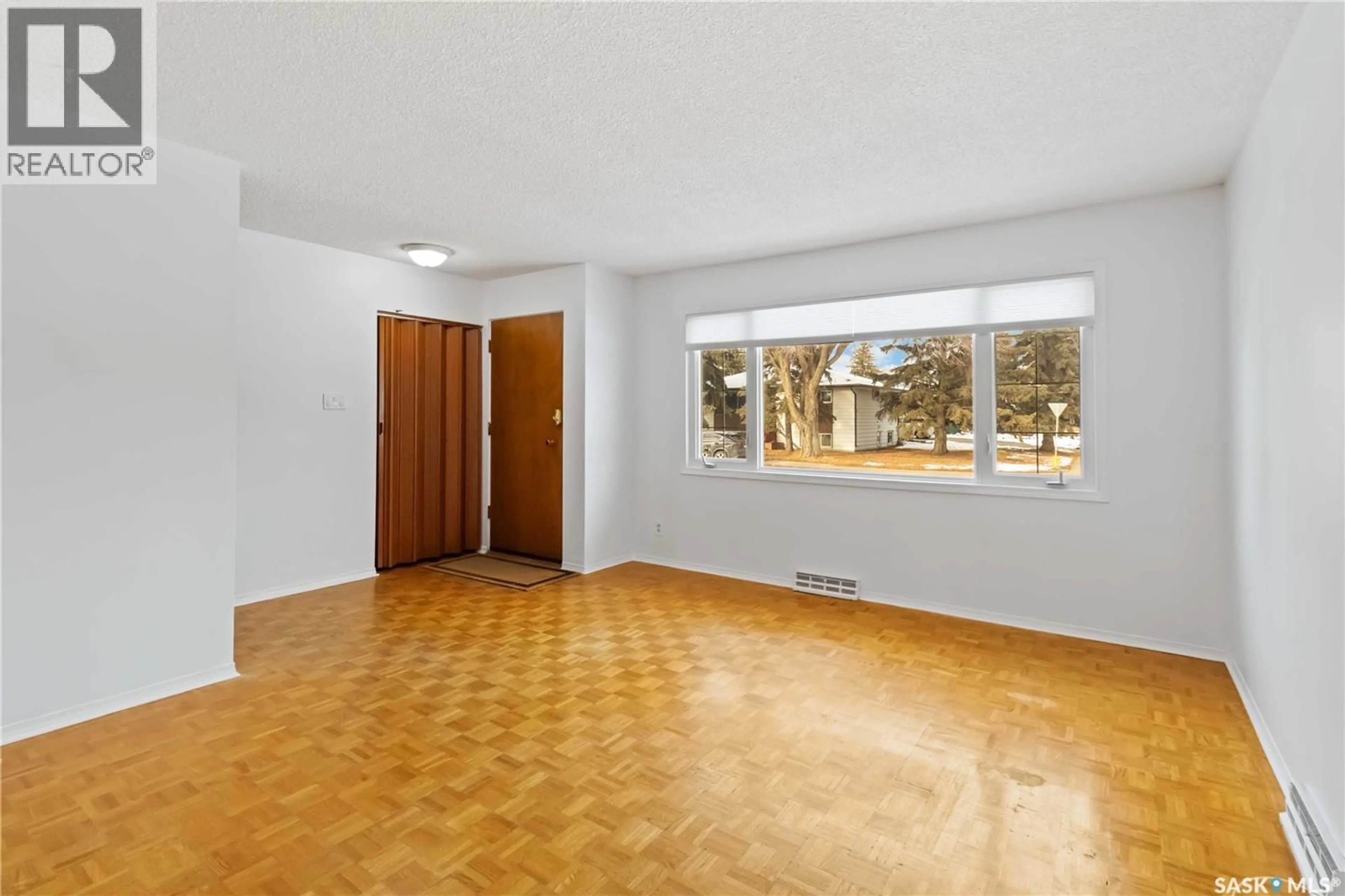 Indoor foyer for 1516 ISABELLA STREET, Saskatoon Saskatchewan S7J0B9