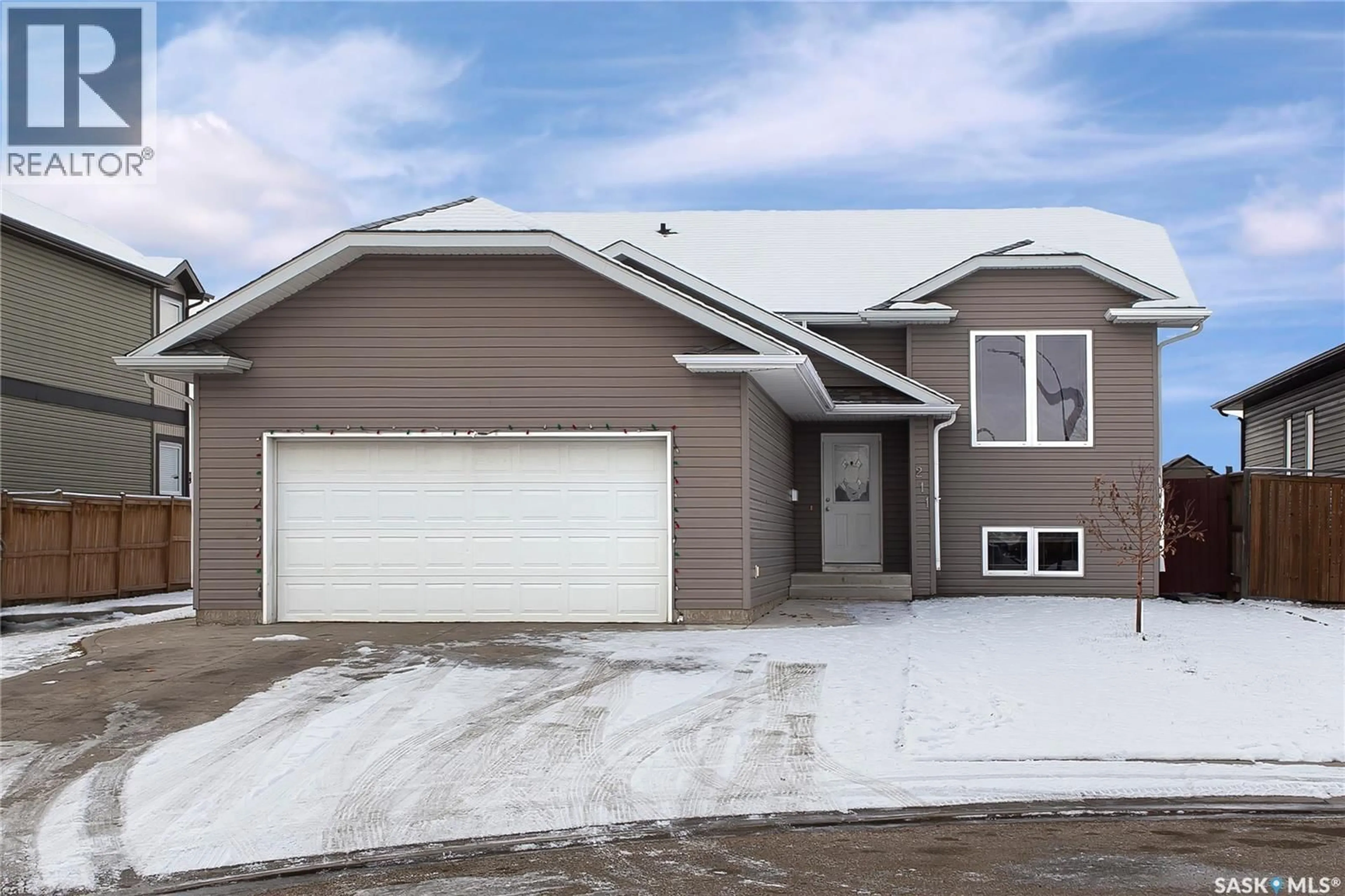 Home with vinyl exterior material, street for 211 MCCALLUM WAY, Saskatoon Saskatchewan S7R0J3