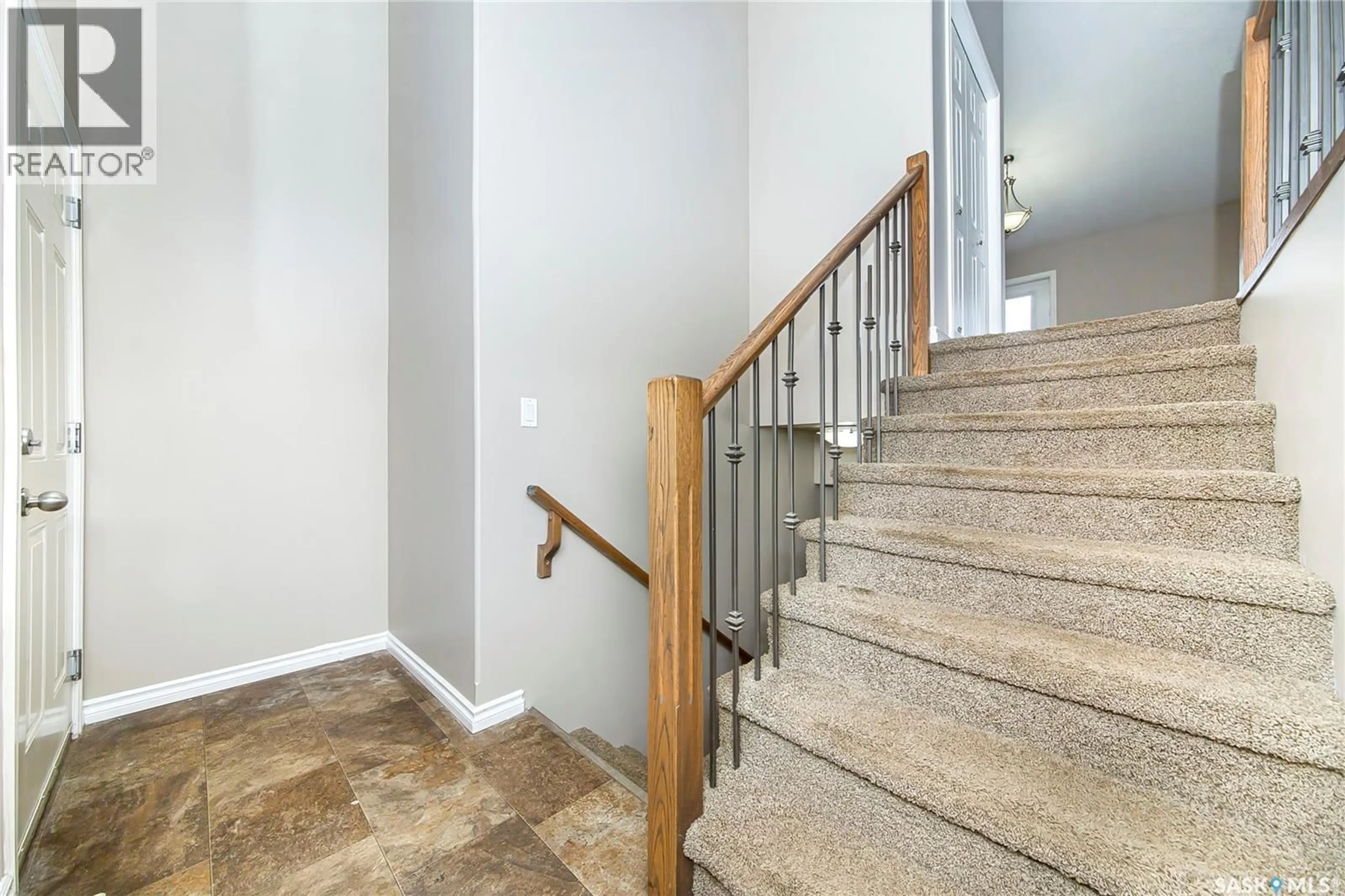 Stairs for 211 MCCALLUM WAY, Saskatoon Saskatchewan S7R0J3