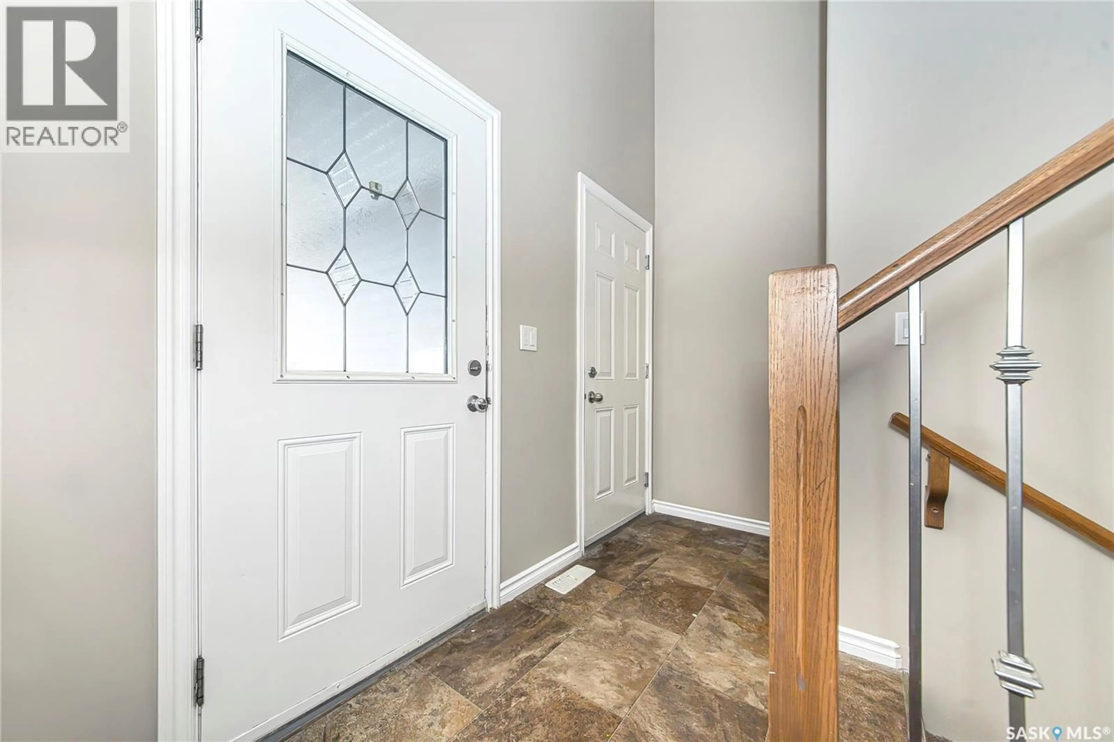 Indoor entryway for 211 MCCALLUM WAY, Saskatoon Saskatchewan S7R0J3