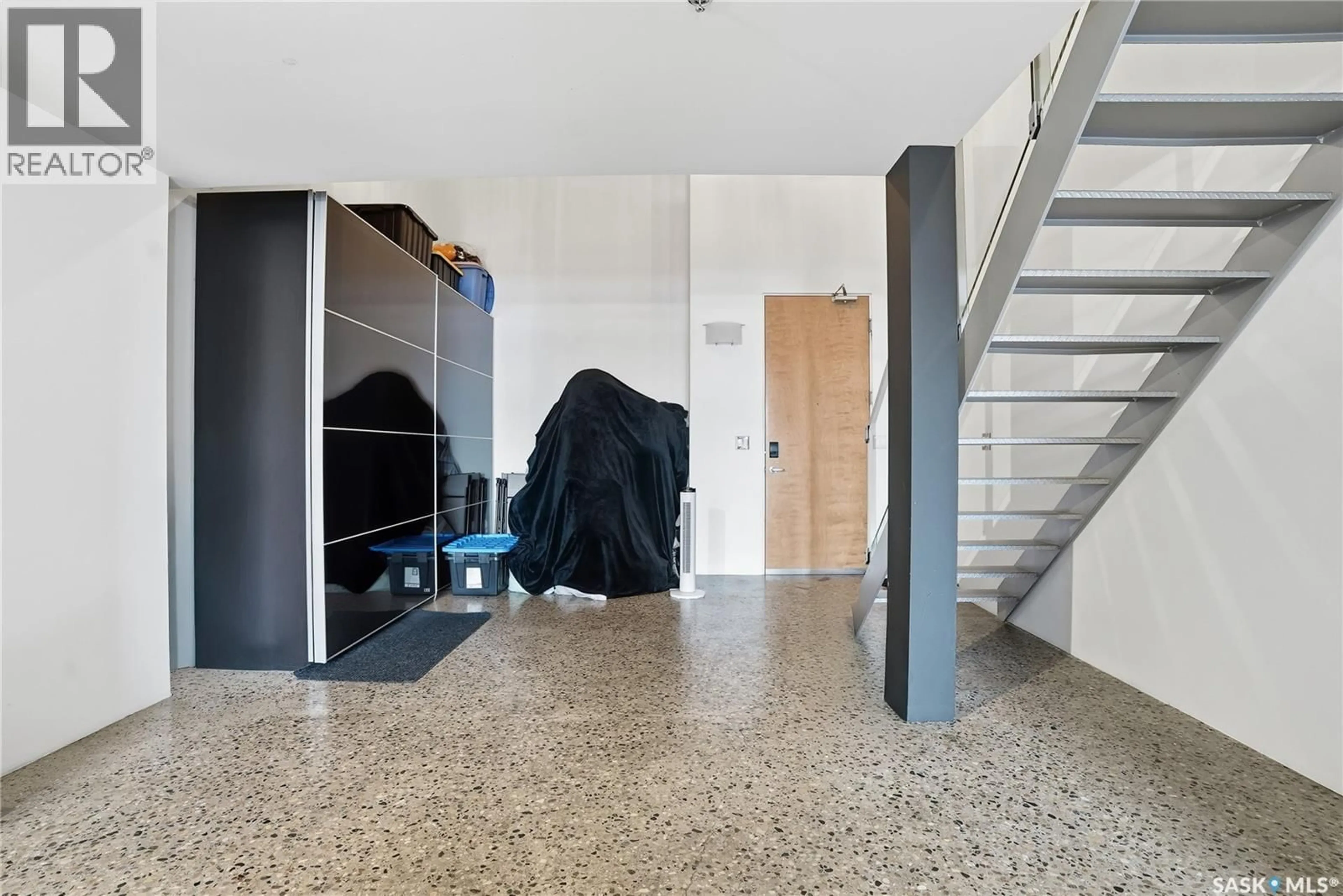 Indoor foyer for 429 120 23RD STREET, Saskatoon Saskatchewan S7K0K8