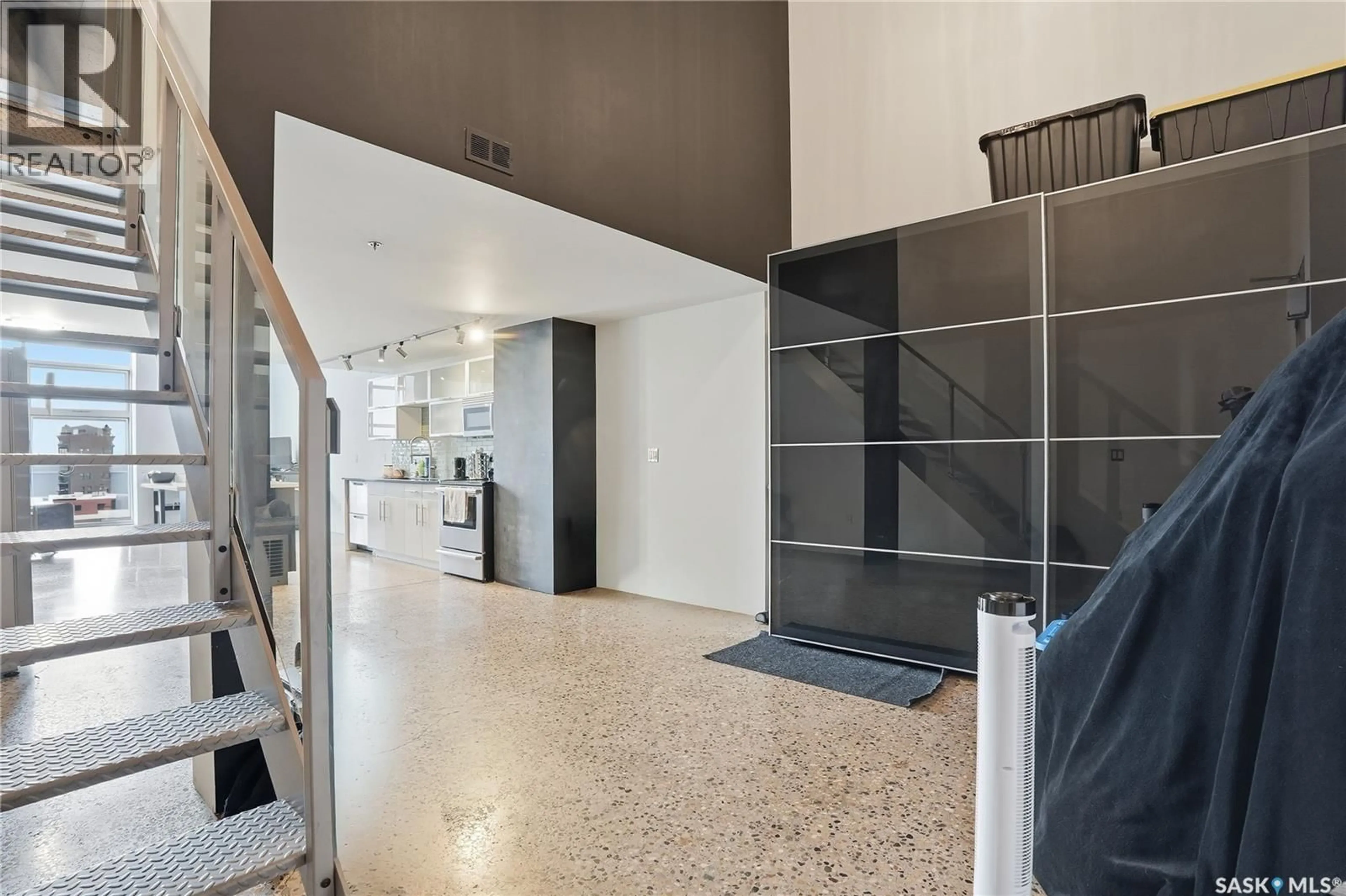 Indoor foyer for 429 120 23RD STREET, Saskatoon Saskatchewan S7K0K8