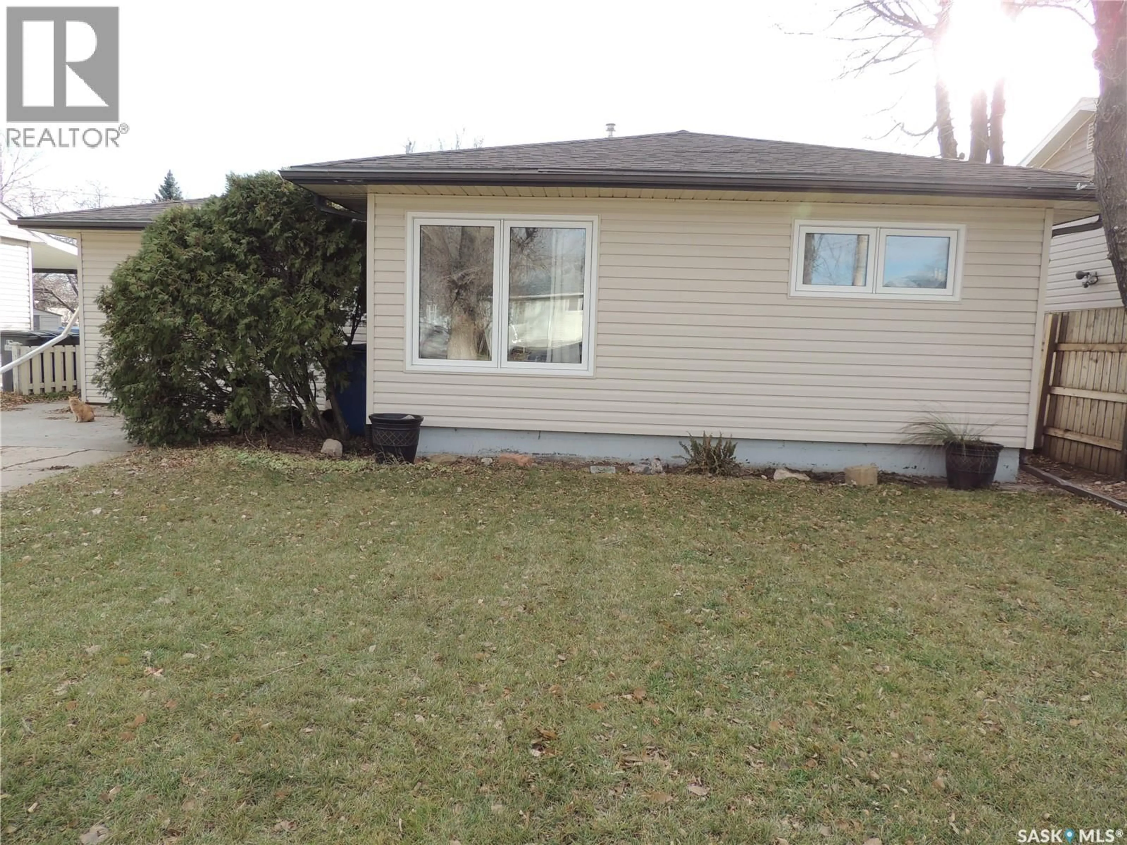 Home with vinyl exterior material, street for 918 ALBERT STREET, Estevan Saskatchewan S4A1S3