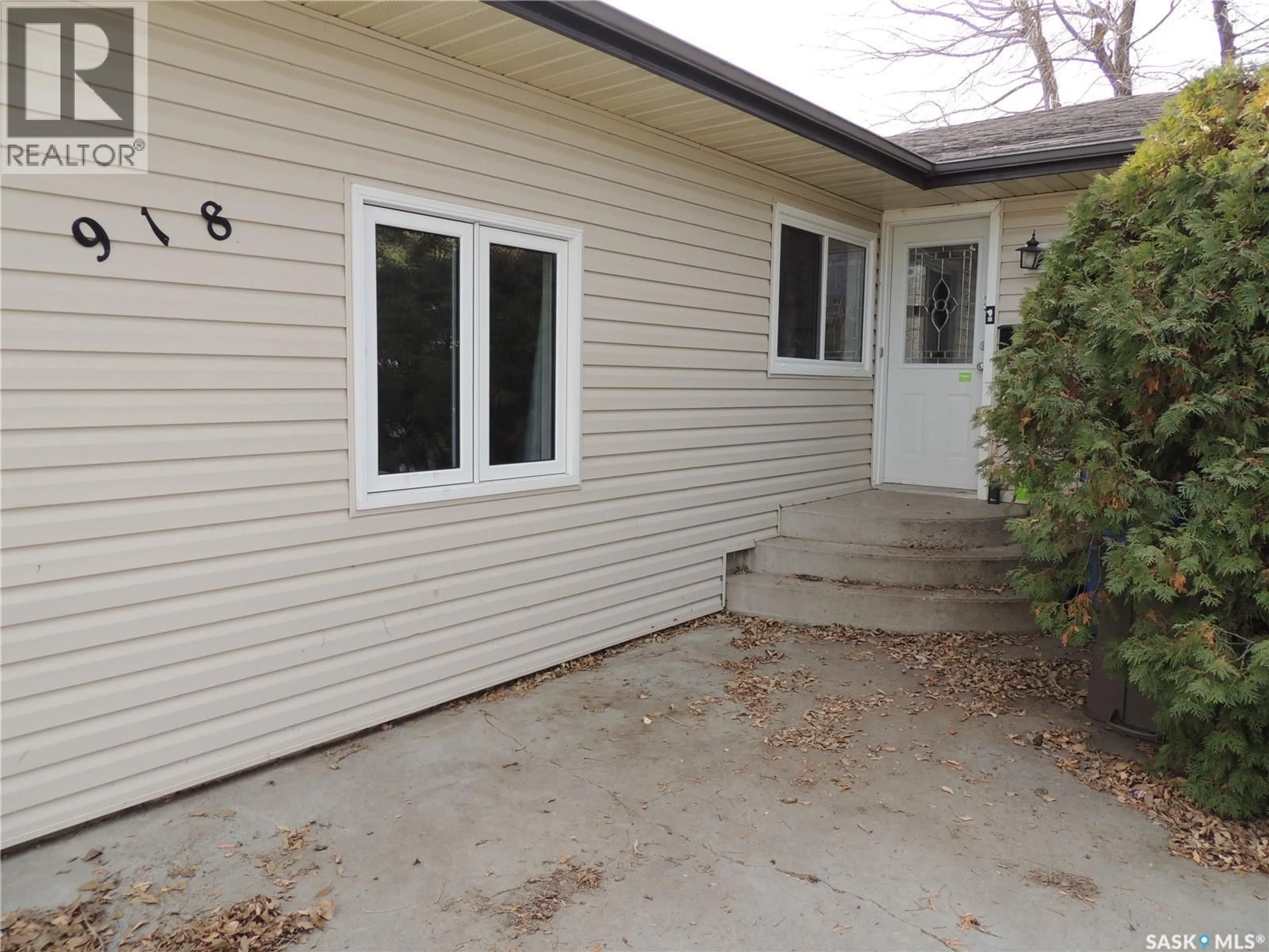 Home with vinyl exterior material, street for 918 ALBERT STREET, Estevan Saskatchewan S4A1S3