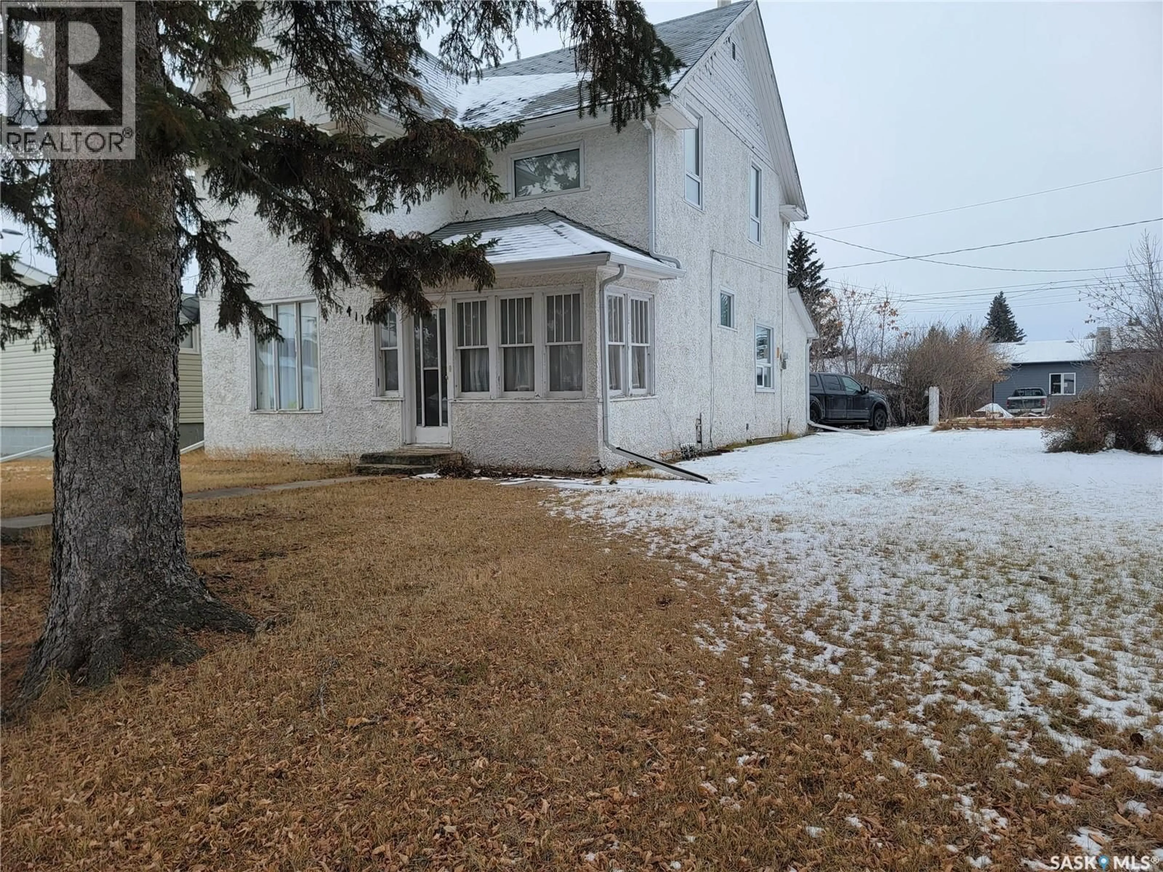 A pic from outside/outdoor area/front of a property/back of a property/a pic from drone, street for 411 1ST STREET, Wilkie Saskatchewan S0K4W0