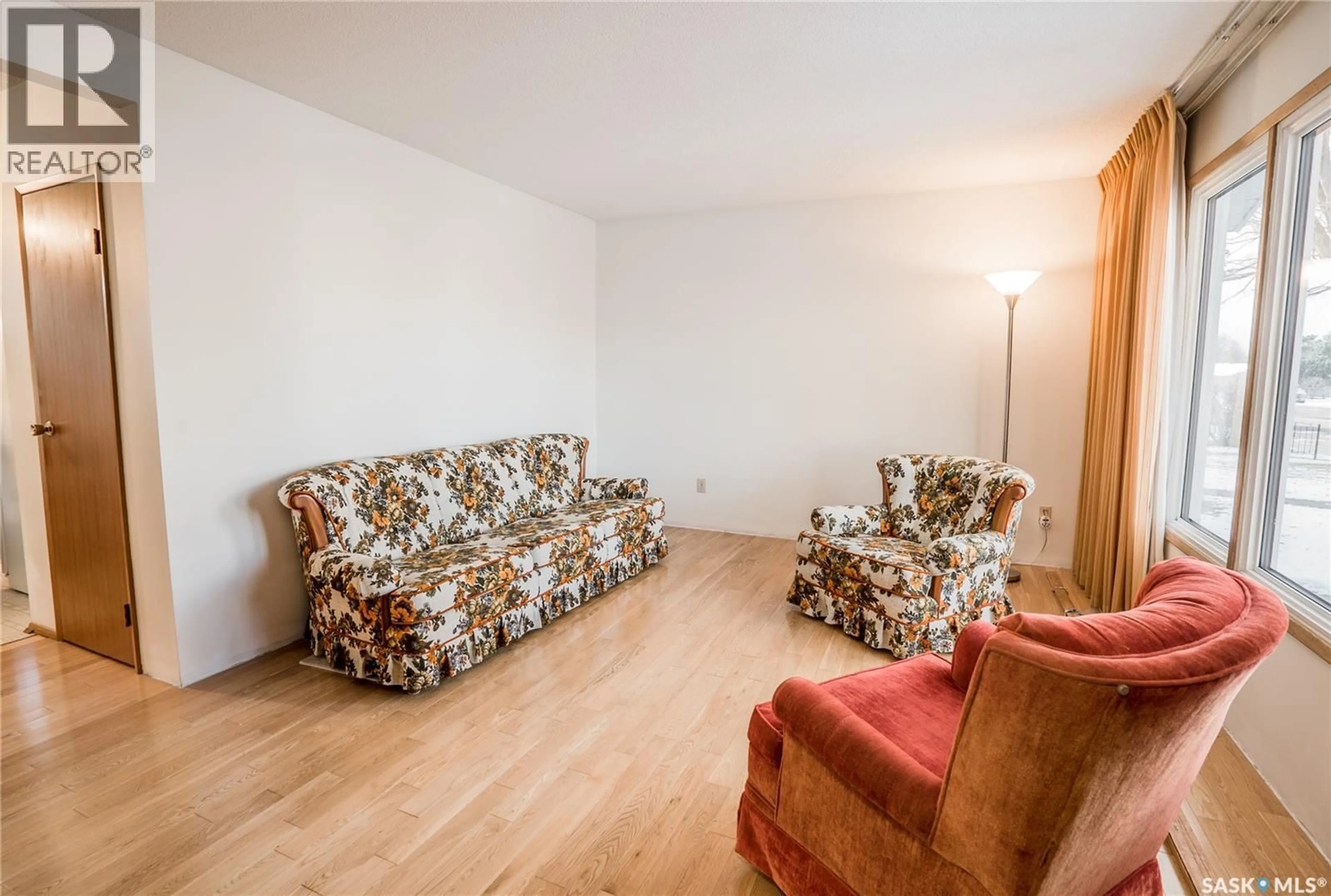 Living room with furniture, unknown for 442 VANCOUVER AVENUE, Saskatoon Saskatchewan S7M3N4