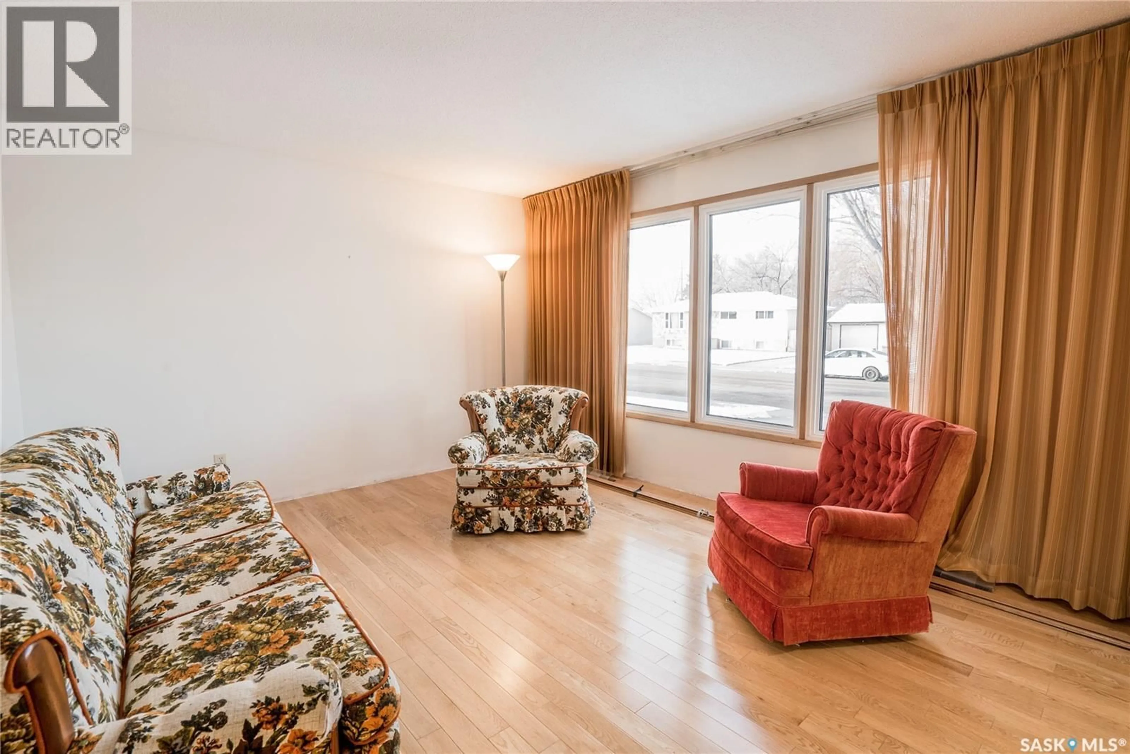 Living room with furniture, wood/laminate floor for 442 VANCOUVER AVENUE, Saskatoon Saskatchewan S7M3N4