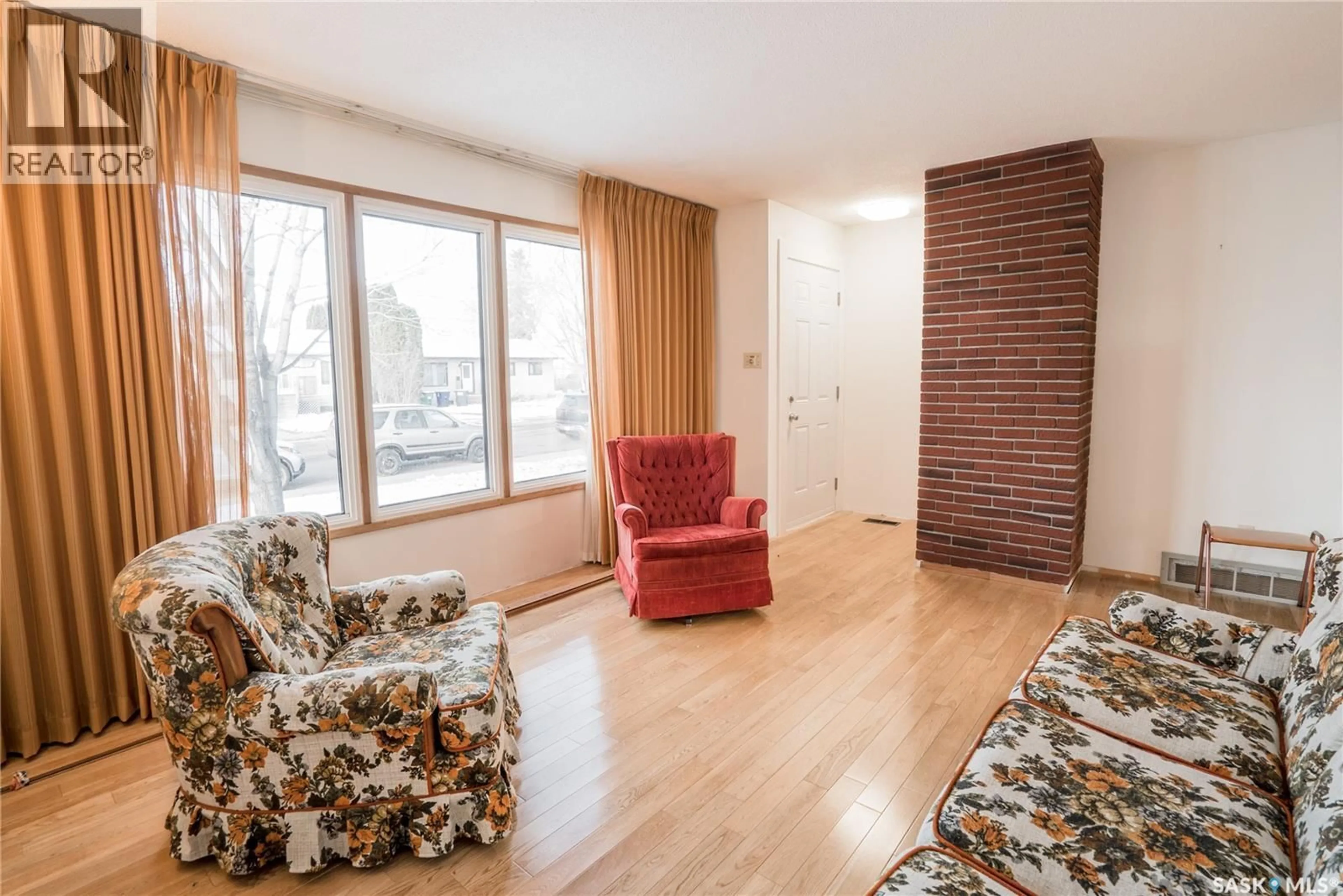 Living room with furniture, unknown for 442 VANCOUVER AVENUE, Saskatoon Saskatchewan S7M3N4