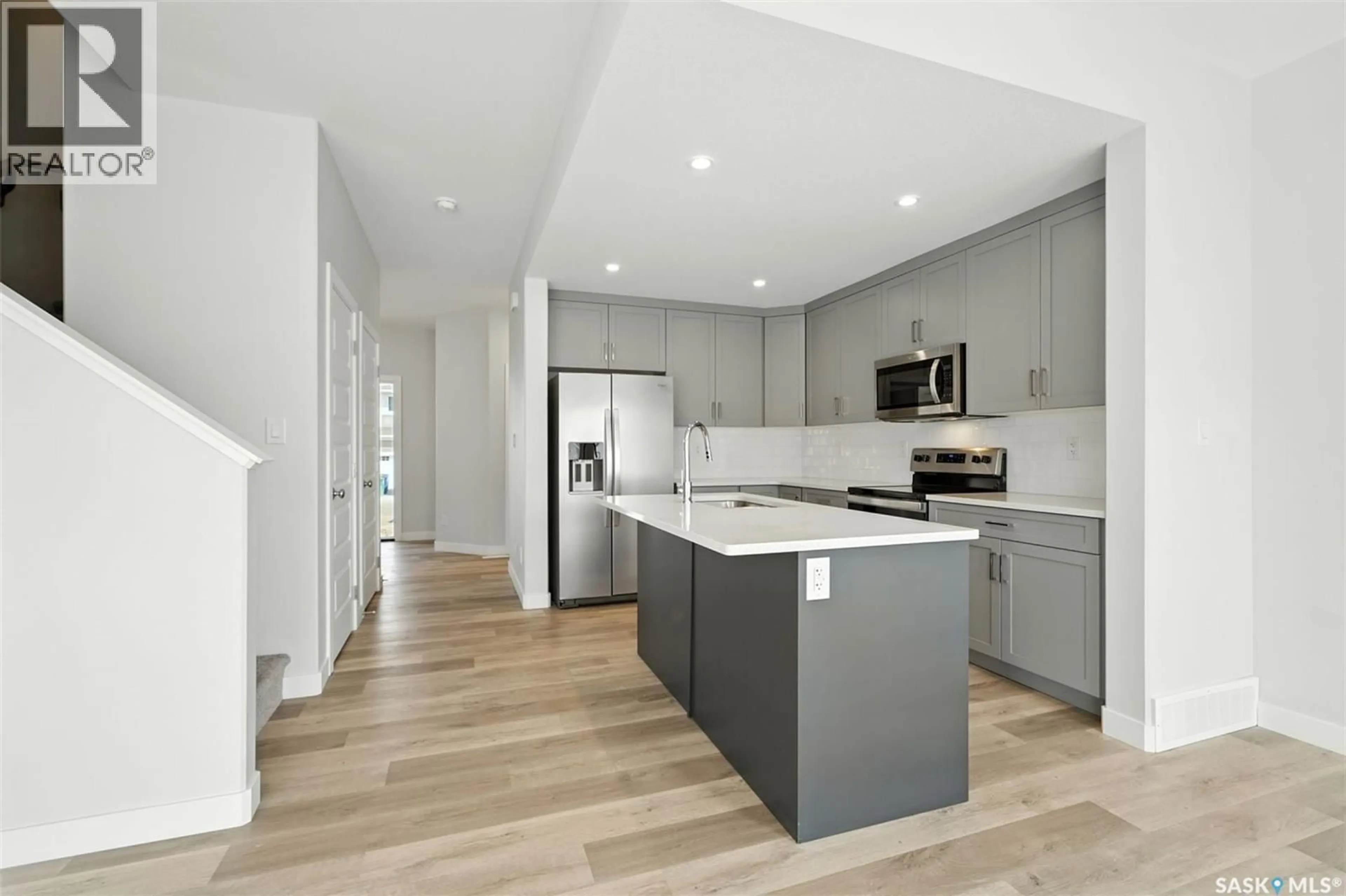 Open concept kitchen, unknown for 522 MYLES HEIDT MANOR, Saskatoon Saskatchewan S7W0Z4