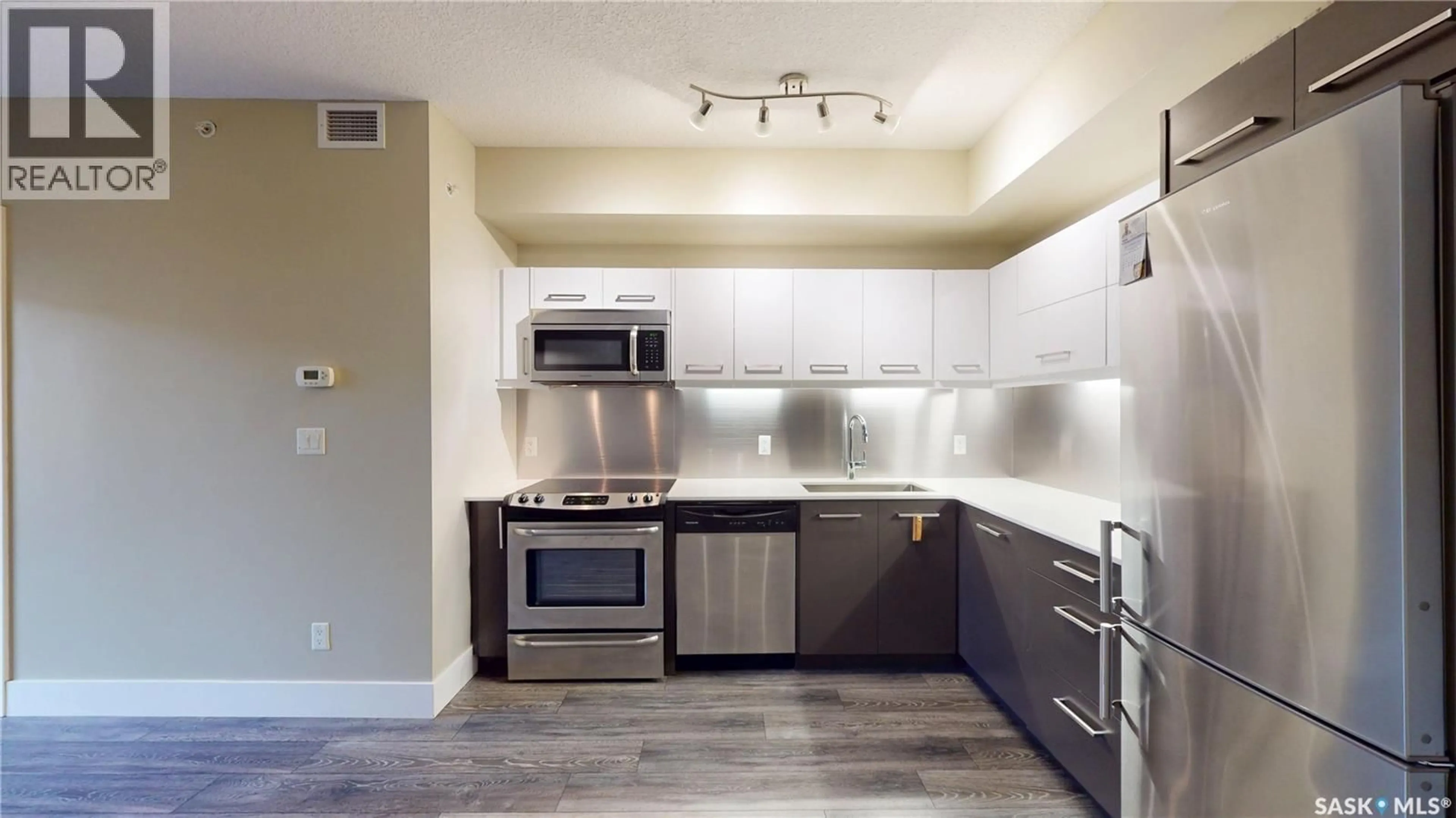 Standard kitchen, unknown for S - 405 409 B AVENUE, Saskatoon Saskatchewan S7M5M8