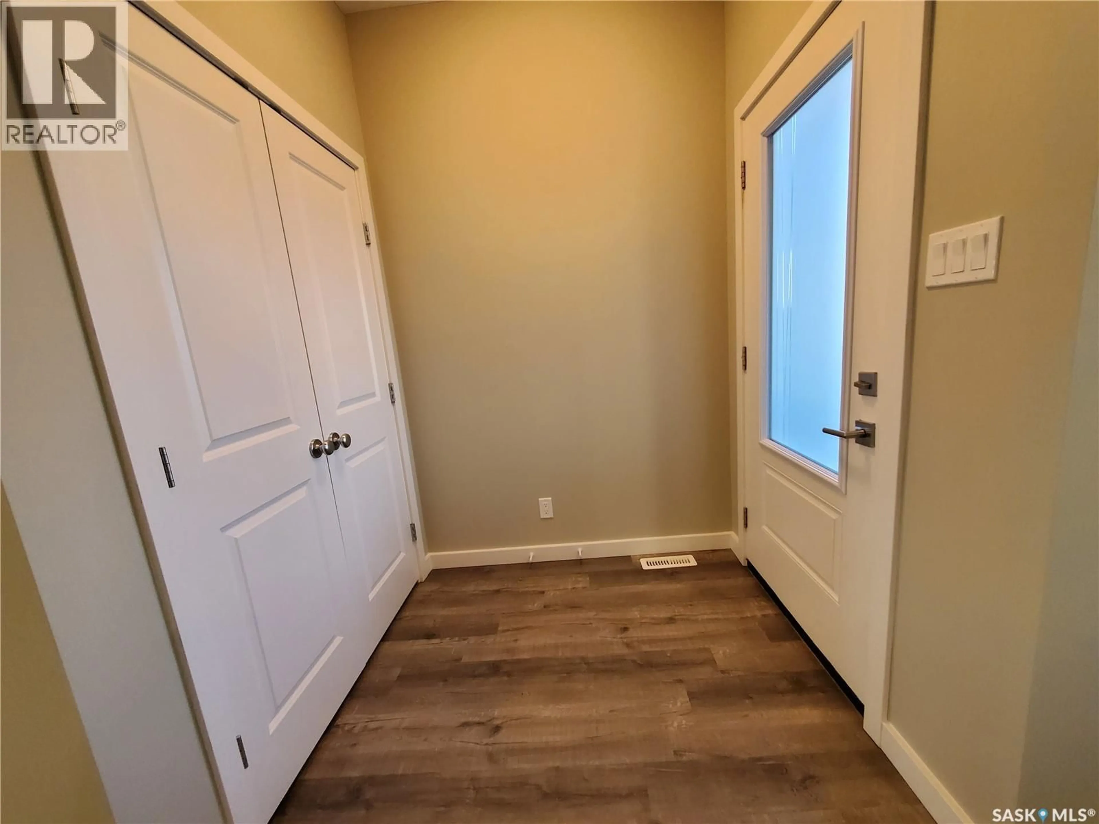 Indoor entryway for 553 DOUGLAS DRIVE, Swift Current Saskatchewan S9H5R6