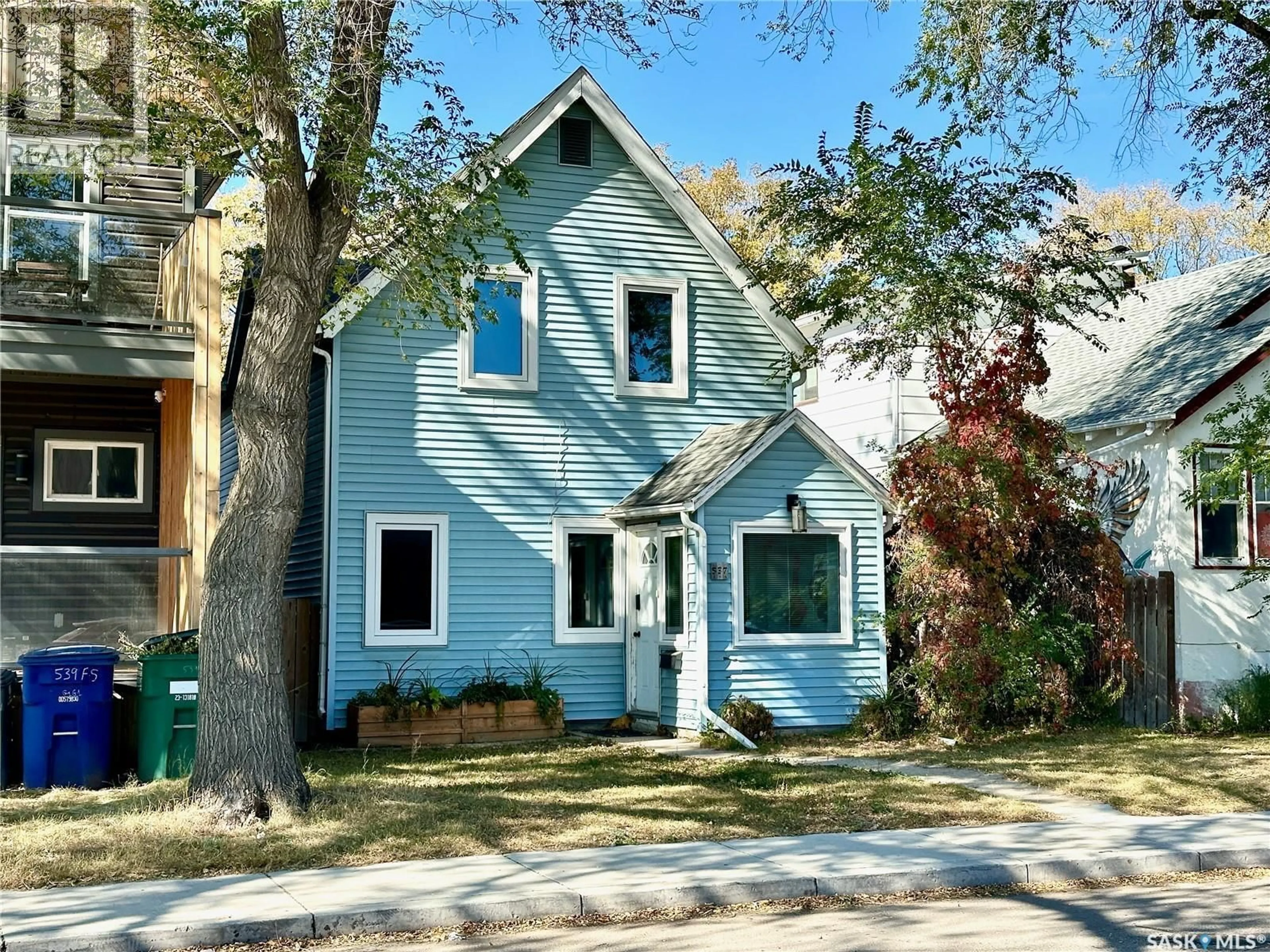 Home with vinyl exterior material, street for S - 537 F AVENUE, Saskatoon Saskatchewan S7M1T6
