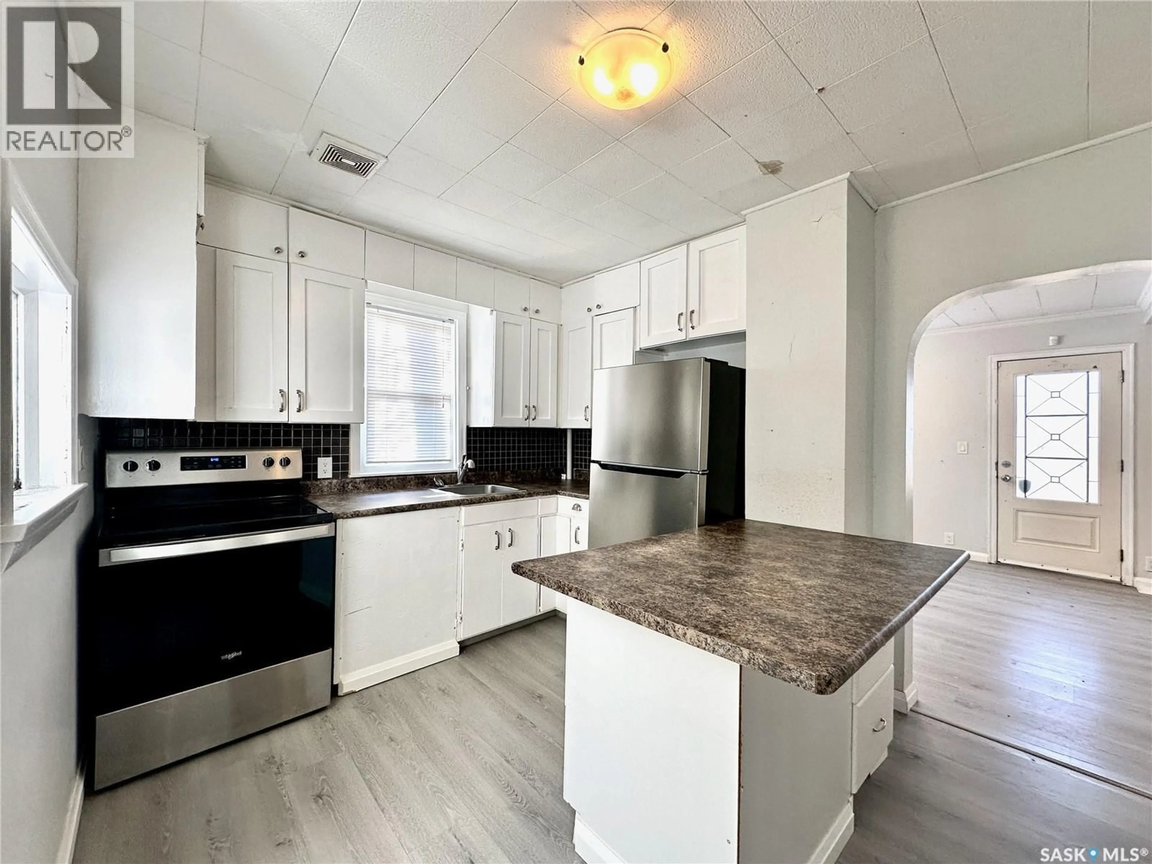 Open concept kitchen, unknown for 836 K AVENUE, Saskatoon Saskatchewan S7L2N1