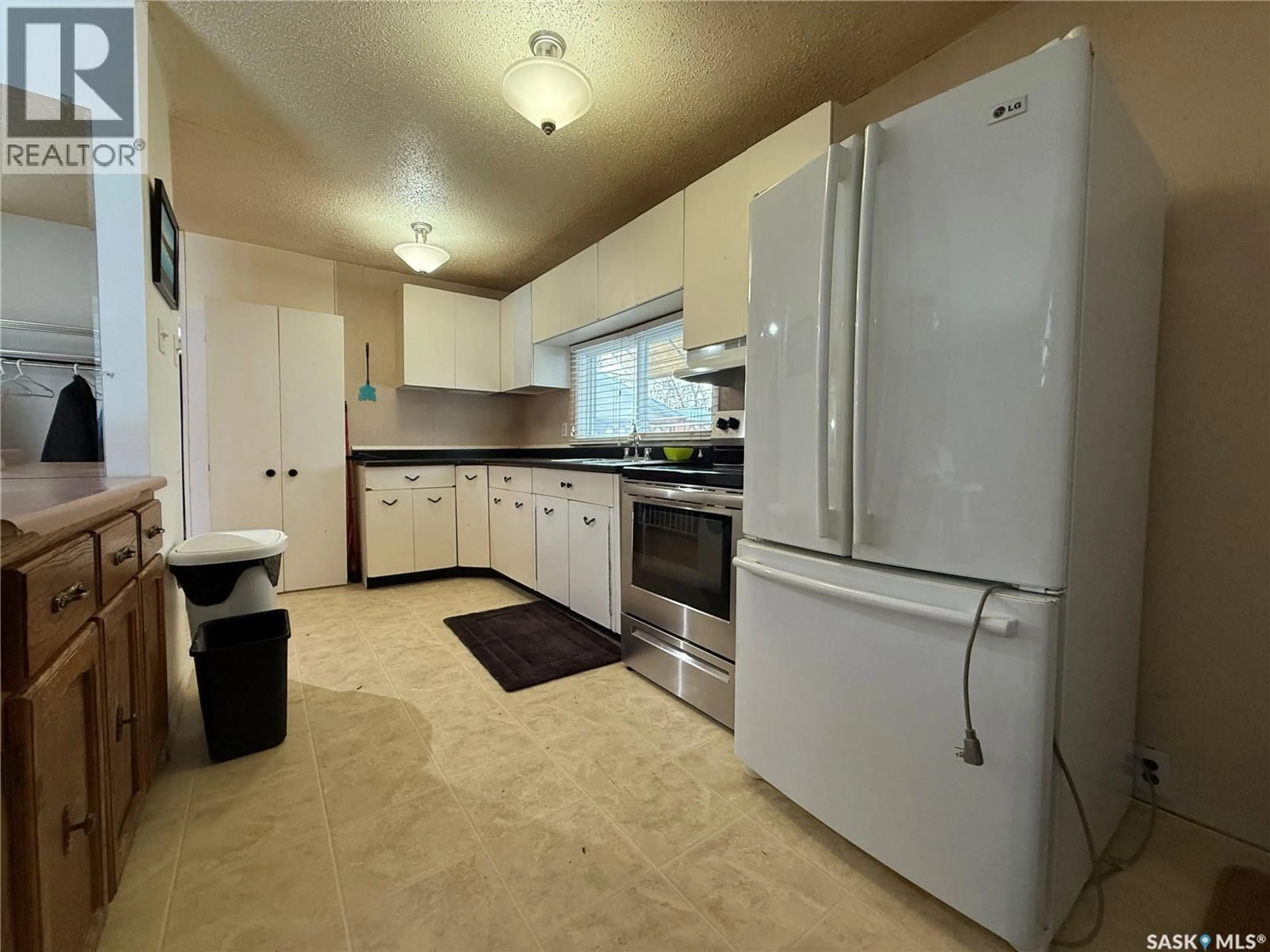 Standard kitchen, unknown for 212 ADELAIDE STREET, Saskatoon Saskatchewan S7J0H6