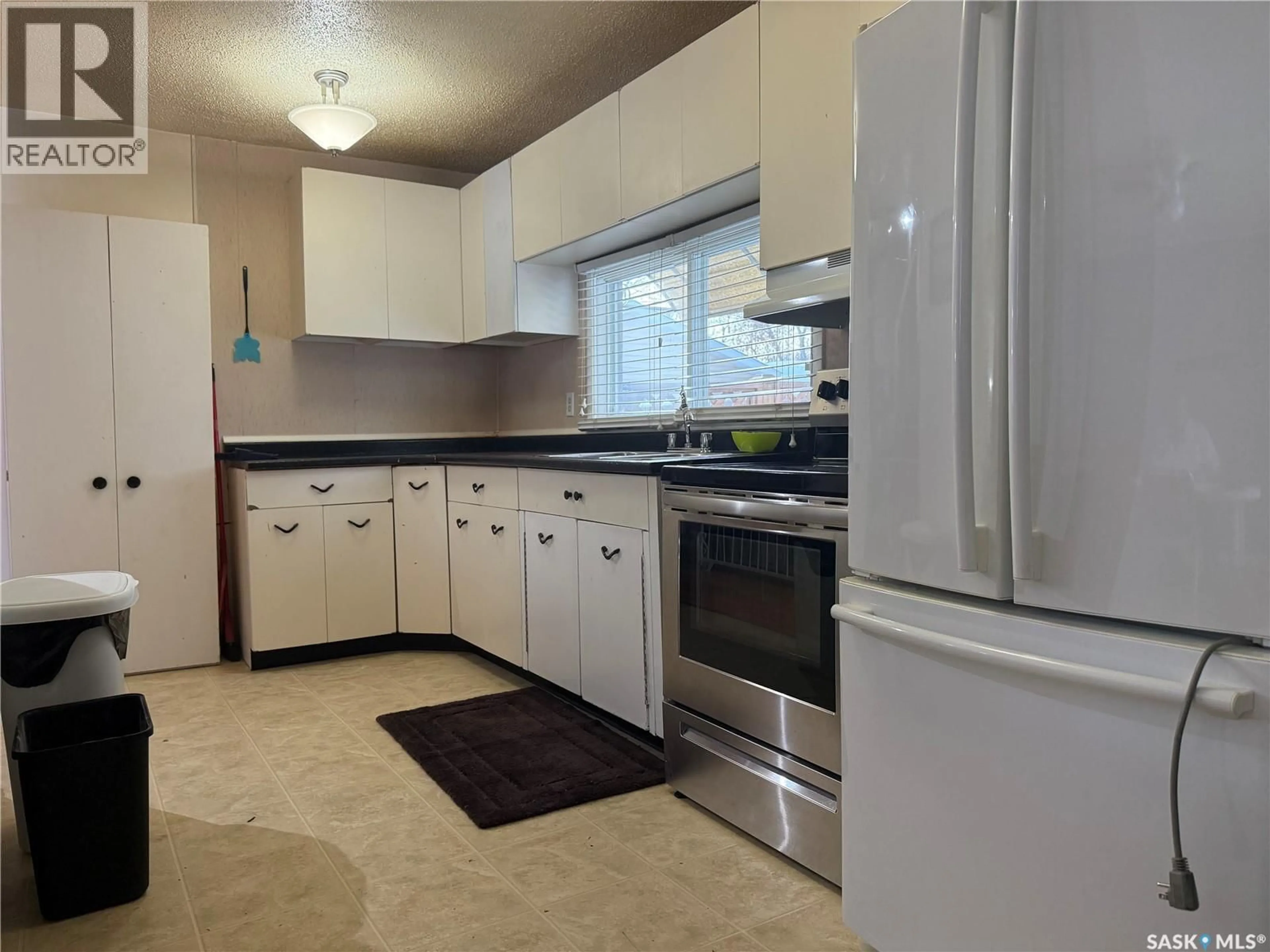Standard kitchen, ceramic/tile floor for 212 ADELAIDE STREET, Saskatoon Saskatchewan S7J0H6