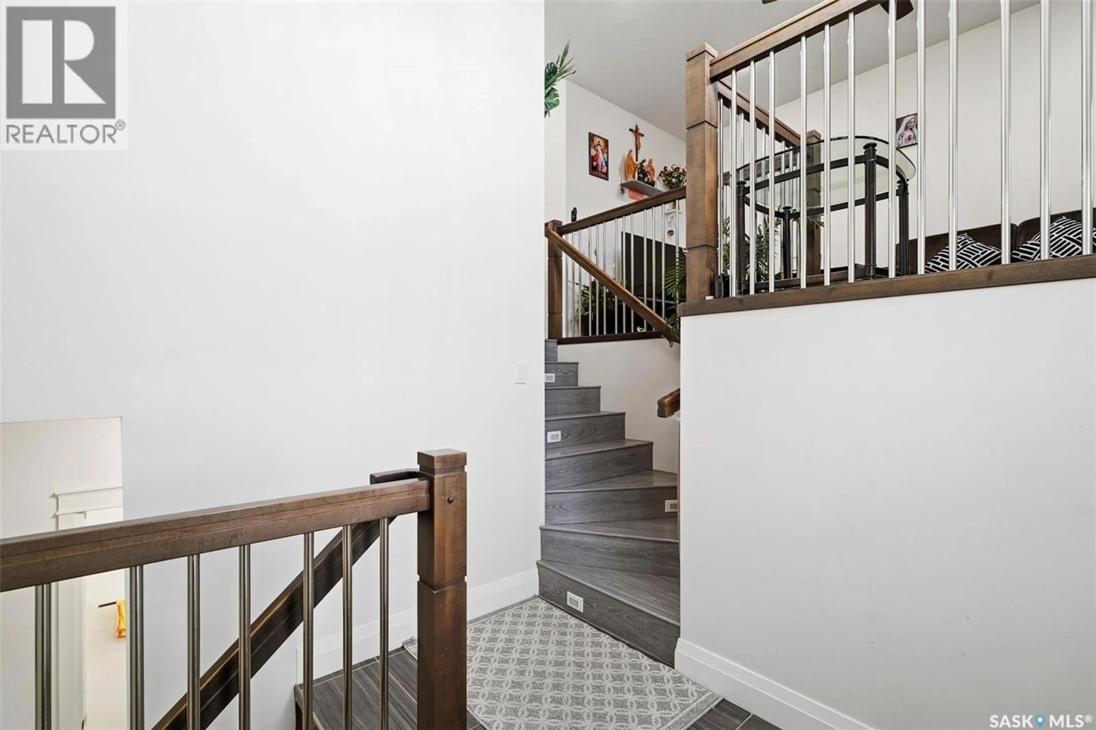 Stairs for 254 ELLS CRESCENT, Saskatoon Saskatchewan S7L6K6