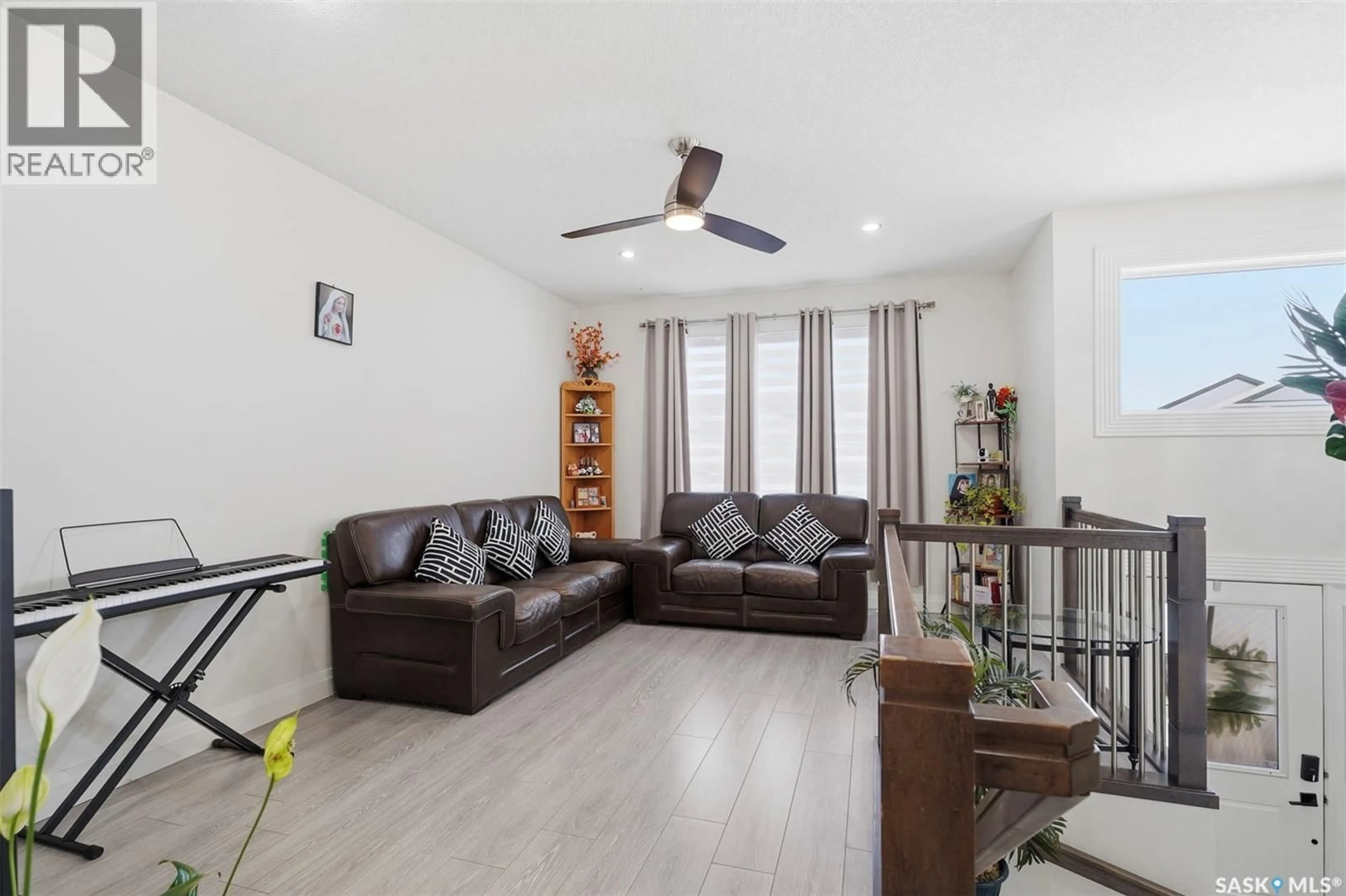 Living room with furniture, wood/laminate floor for 254 ELLS CRESCENT, Saskatoon Saskatchewan S7L6K6