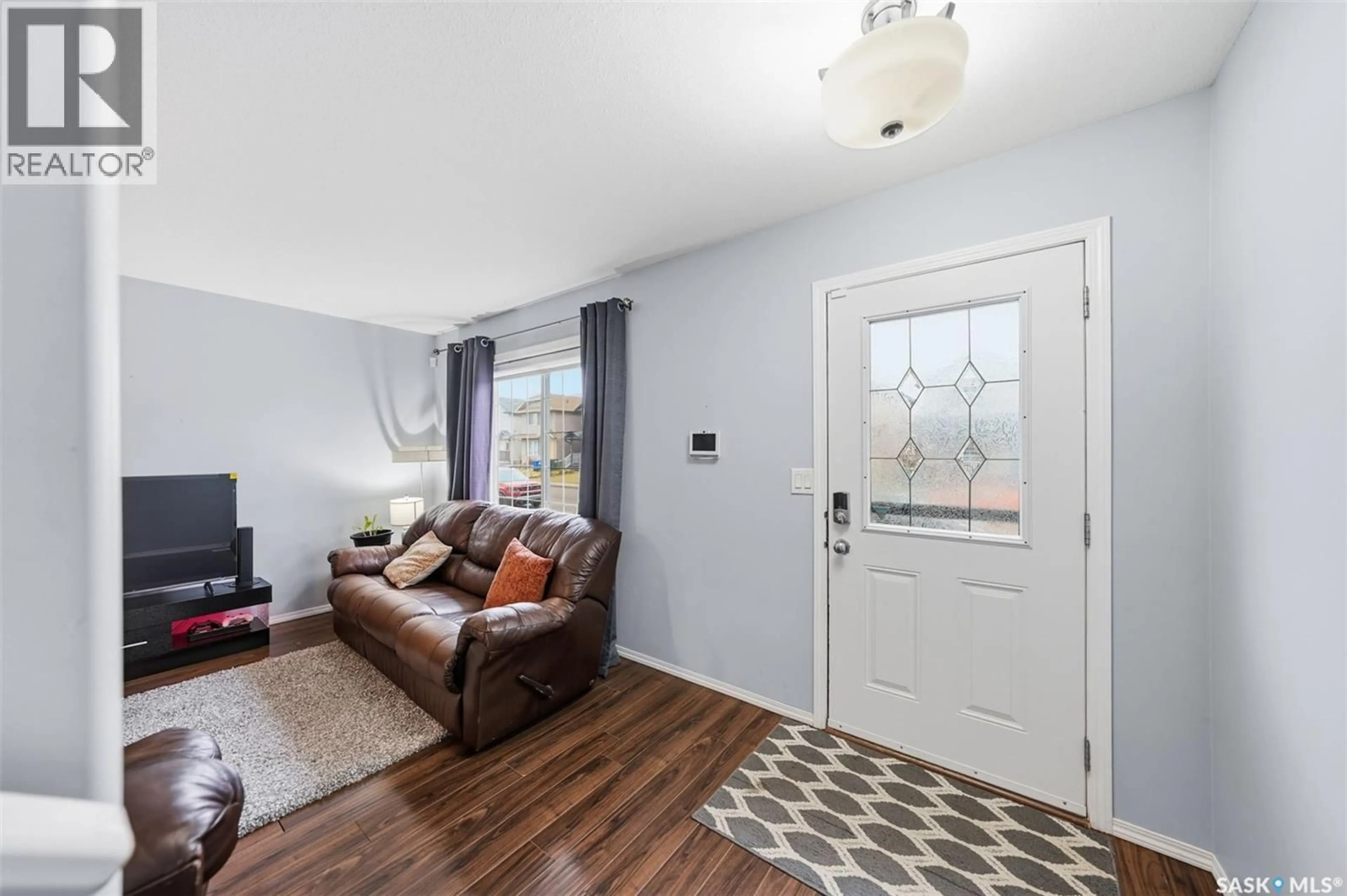 Indoor entryway for 454 BLAKENEY CRESCENT, Saskatoon Saskatchewan S7L7N3